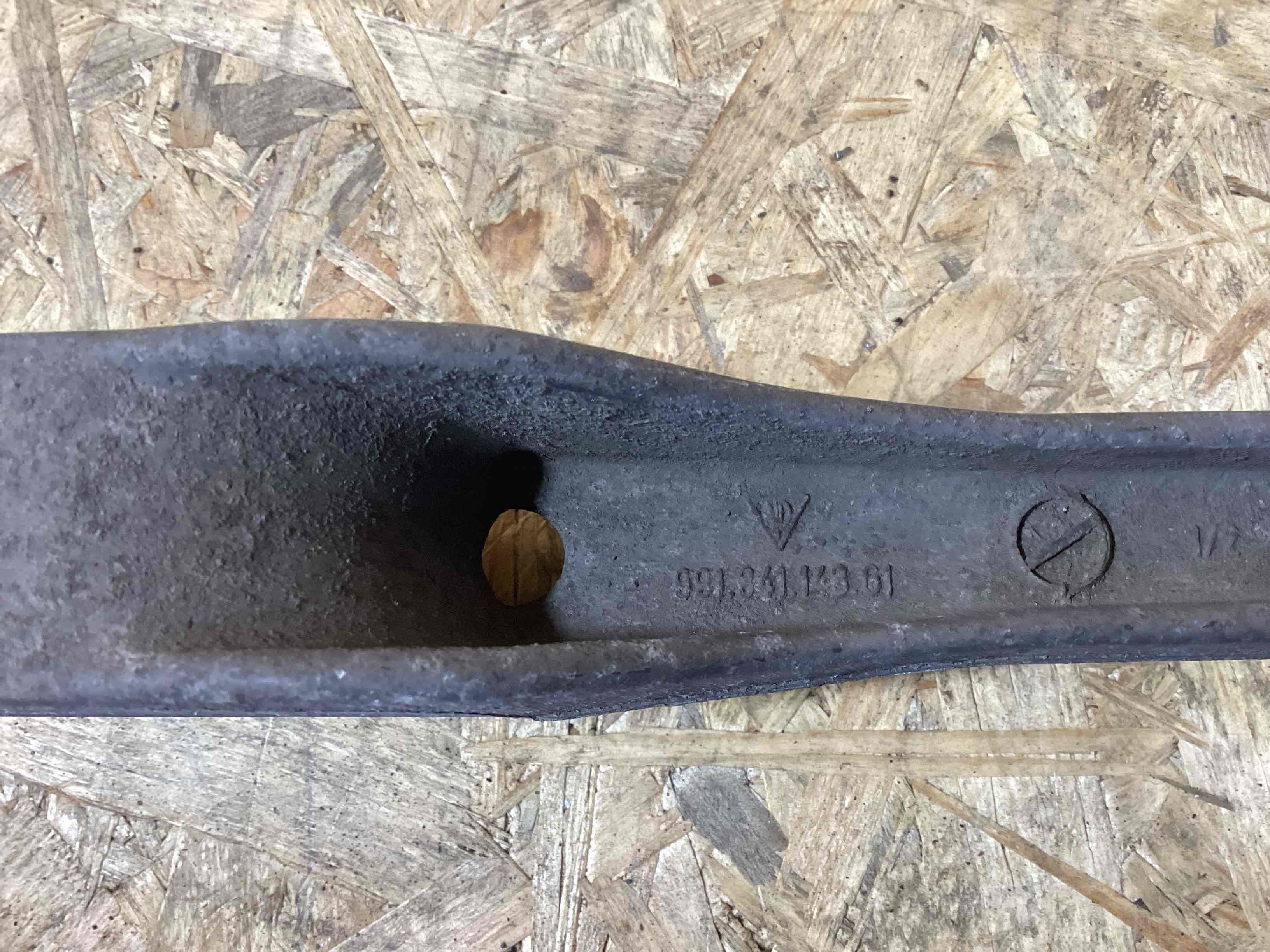 Кулак поворотный левый Porsche 911 290526-102