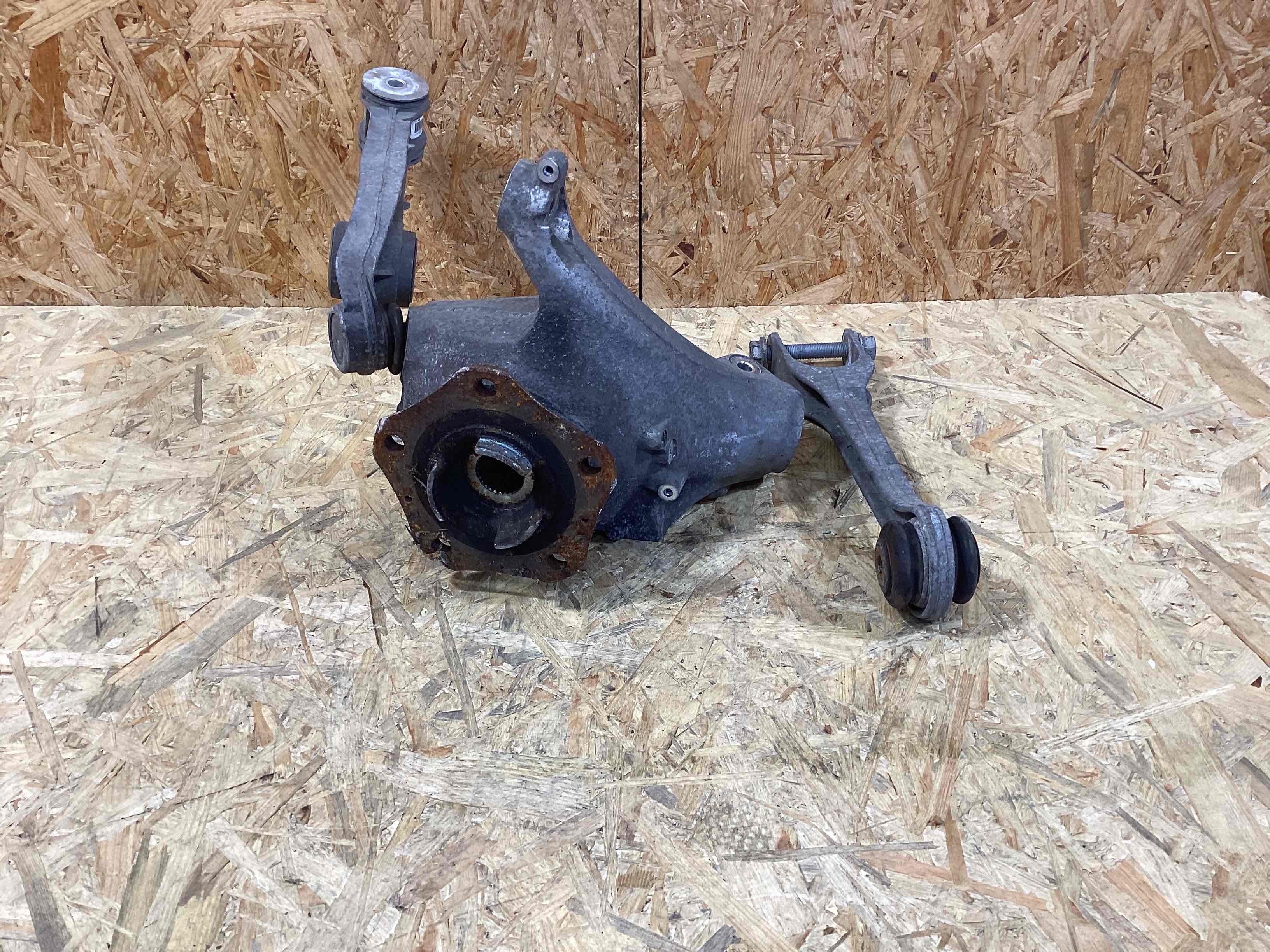 Кулак поворотный левый Porsche 911 290526-102