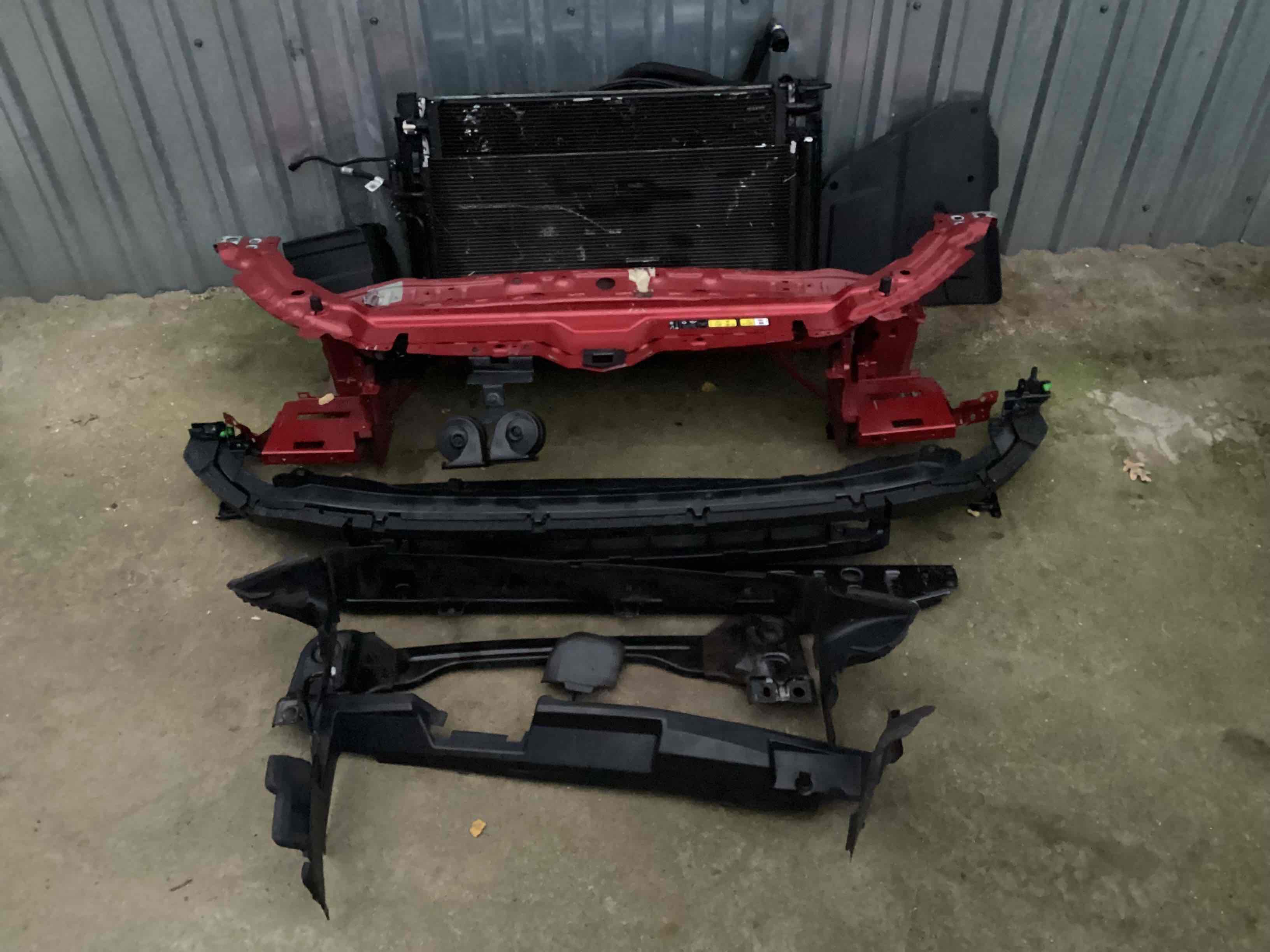 Передняя панель крепления облицовки (телевизор) Land Rover Discovery Sport L550 291024-105