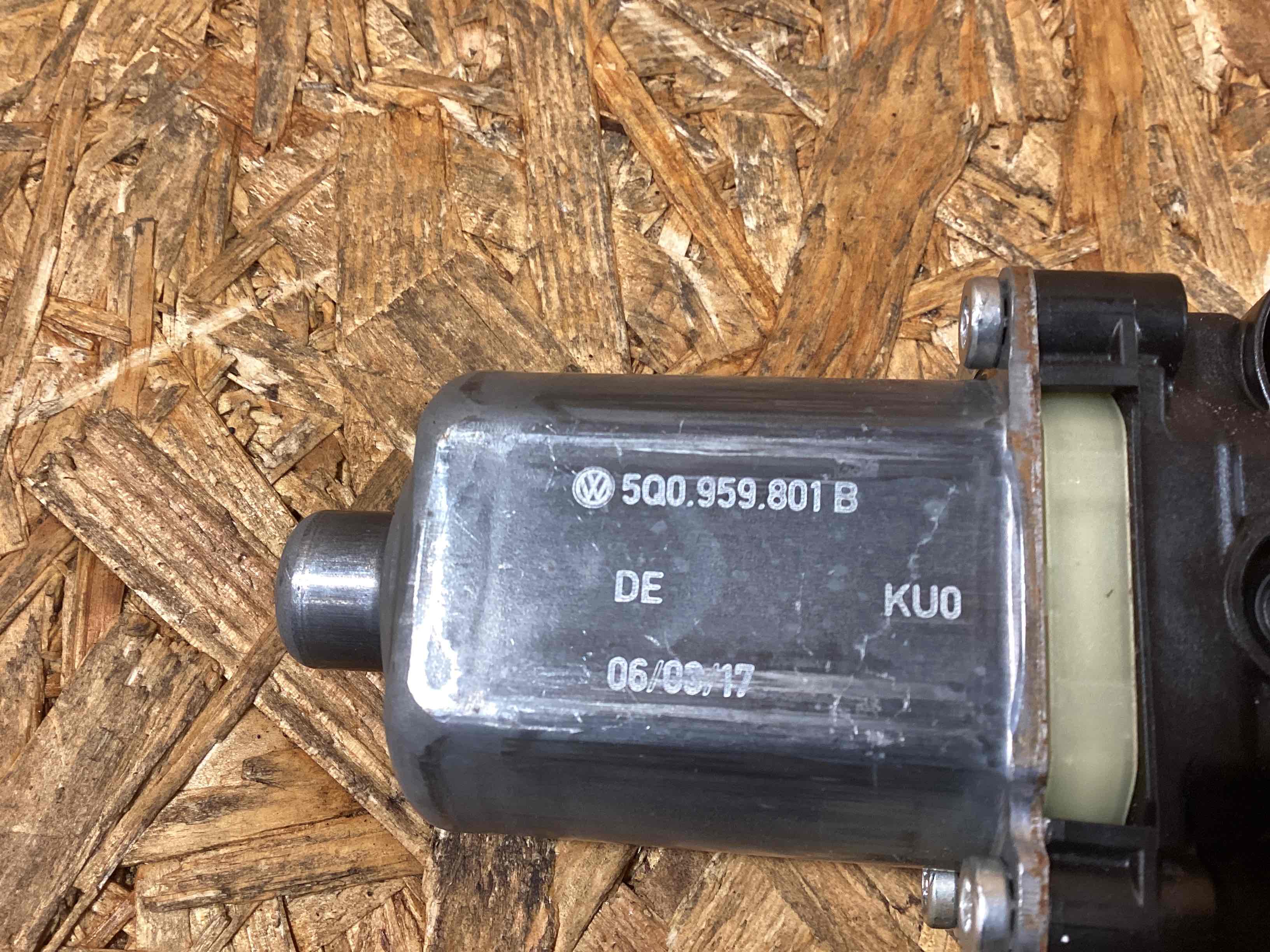 Моторчик стеклоподъемника Porsche Macan 291225-115