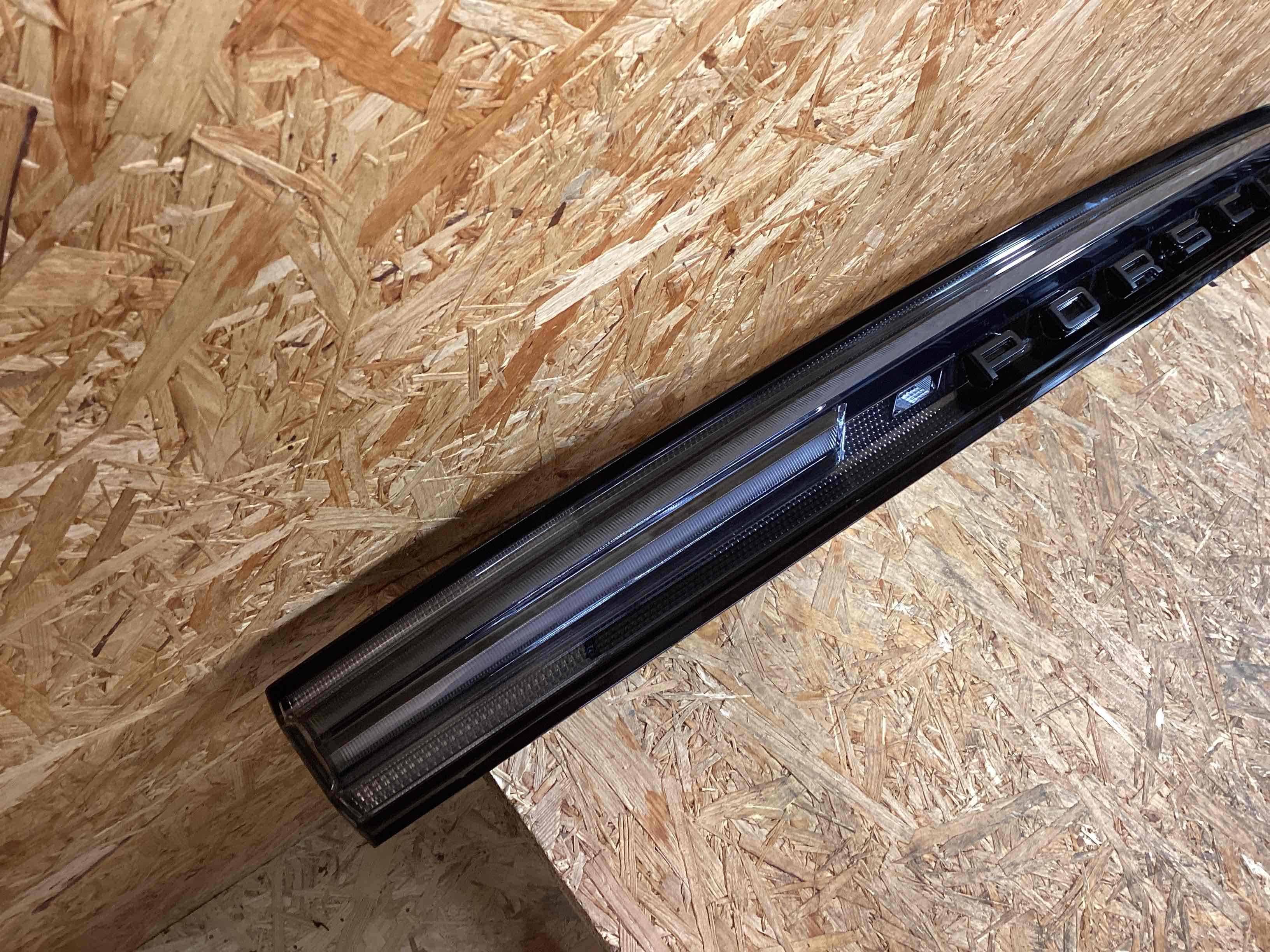 Фонарь стоп-сигнал Porsche Cayenne 300126-101