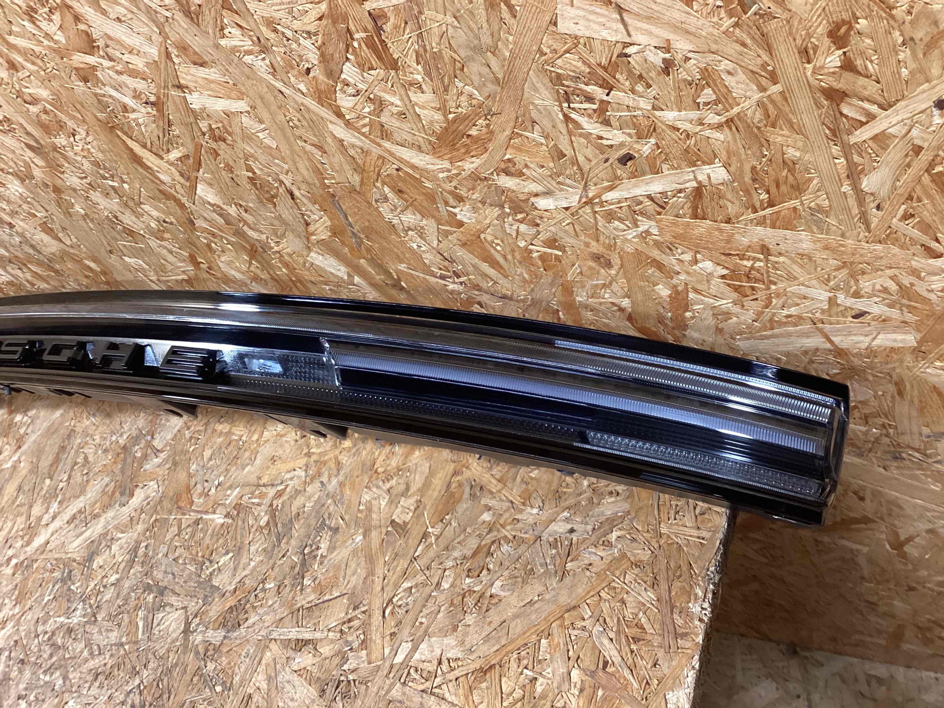 Фонарь стоп-сигнал Porsche Cayenne 300126-101