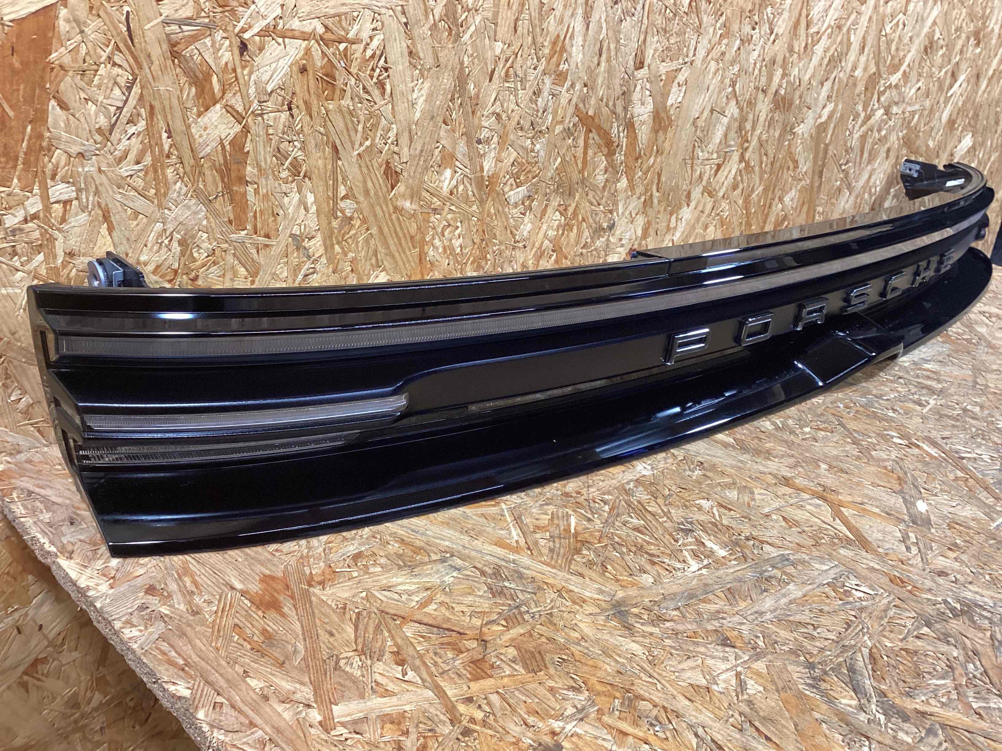 Фонарь стоп-сигнал Porsche Macan 300126-102