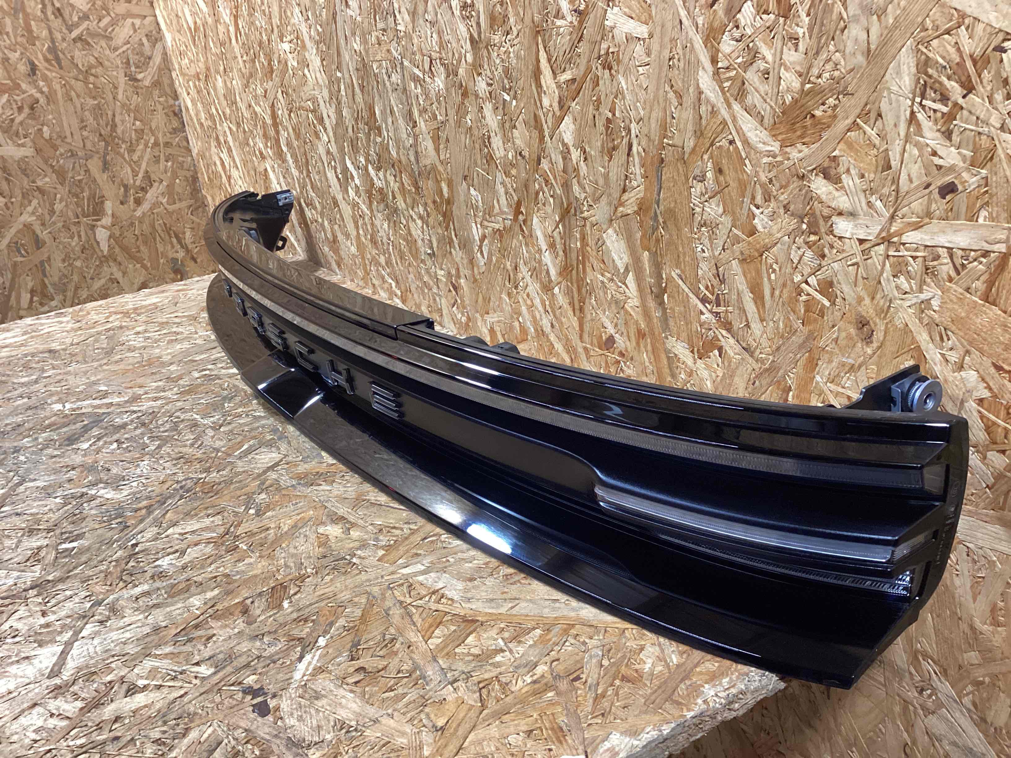 Фонарь стоп-сигнал Porsche Macan 300126-102