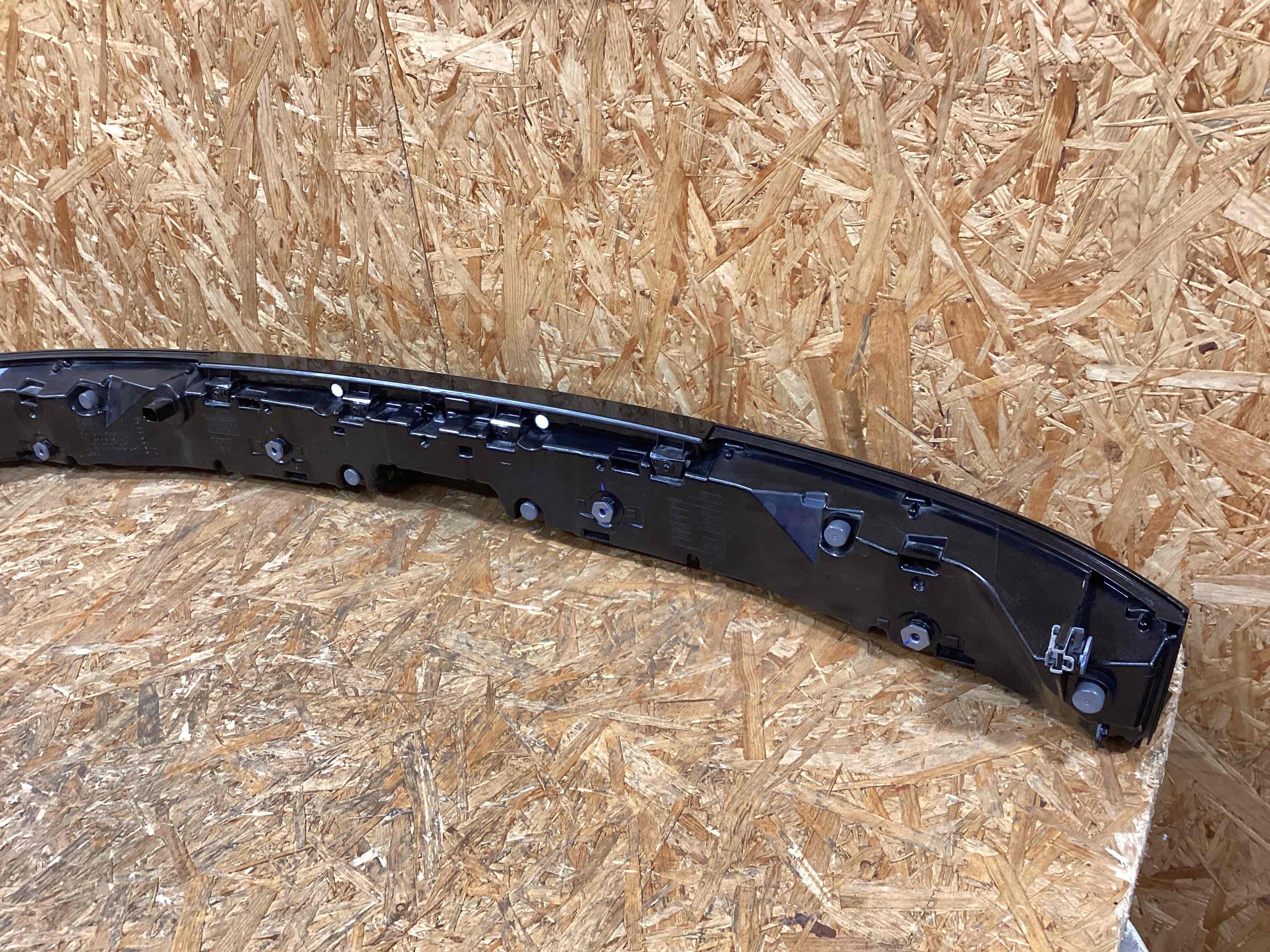 Фонарь стоп-сигнал Porsche Macan 300126-102