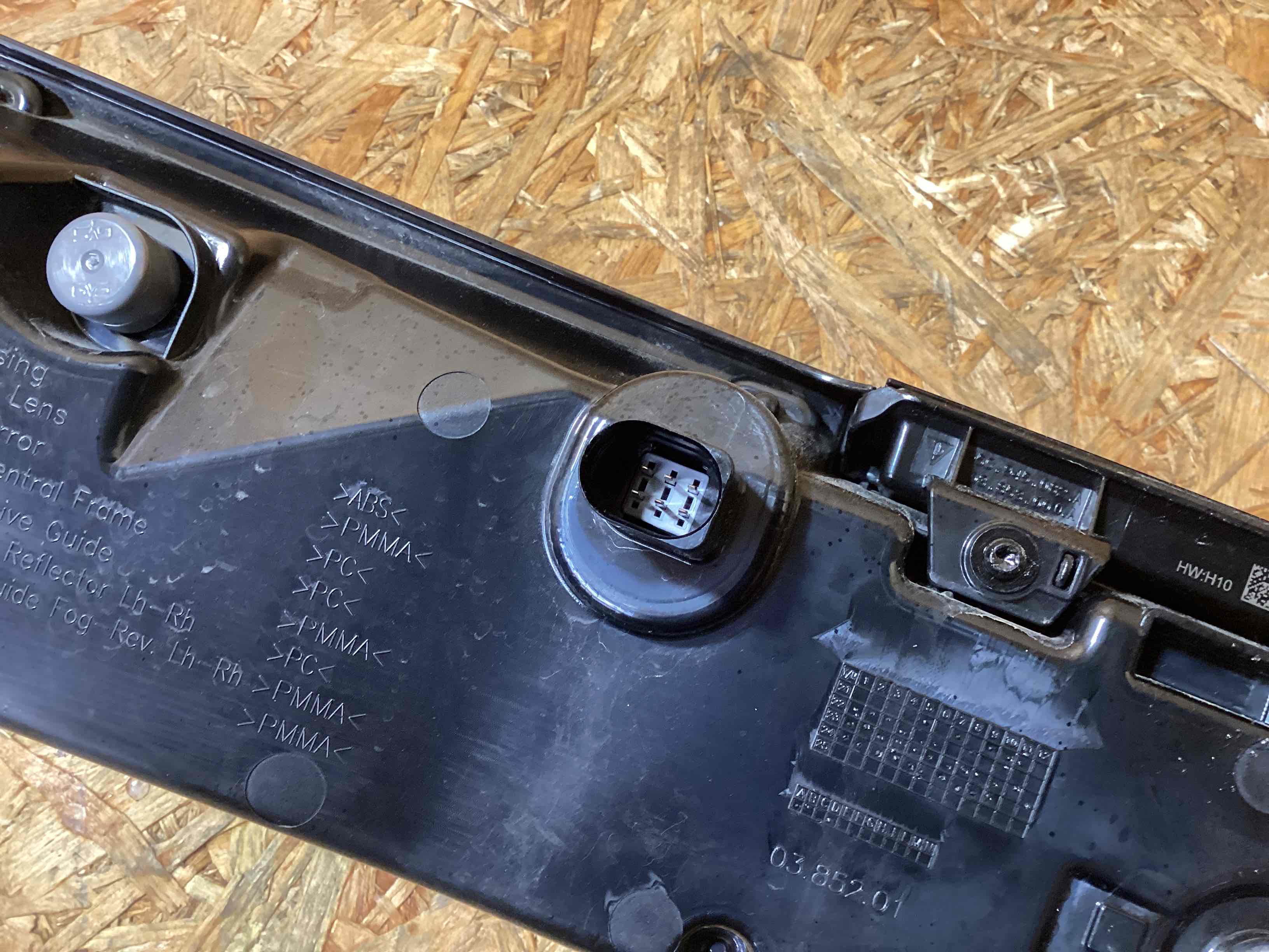 Фонарь стоп-сигнал Porsche Macan 300126-102