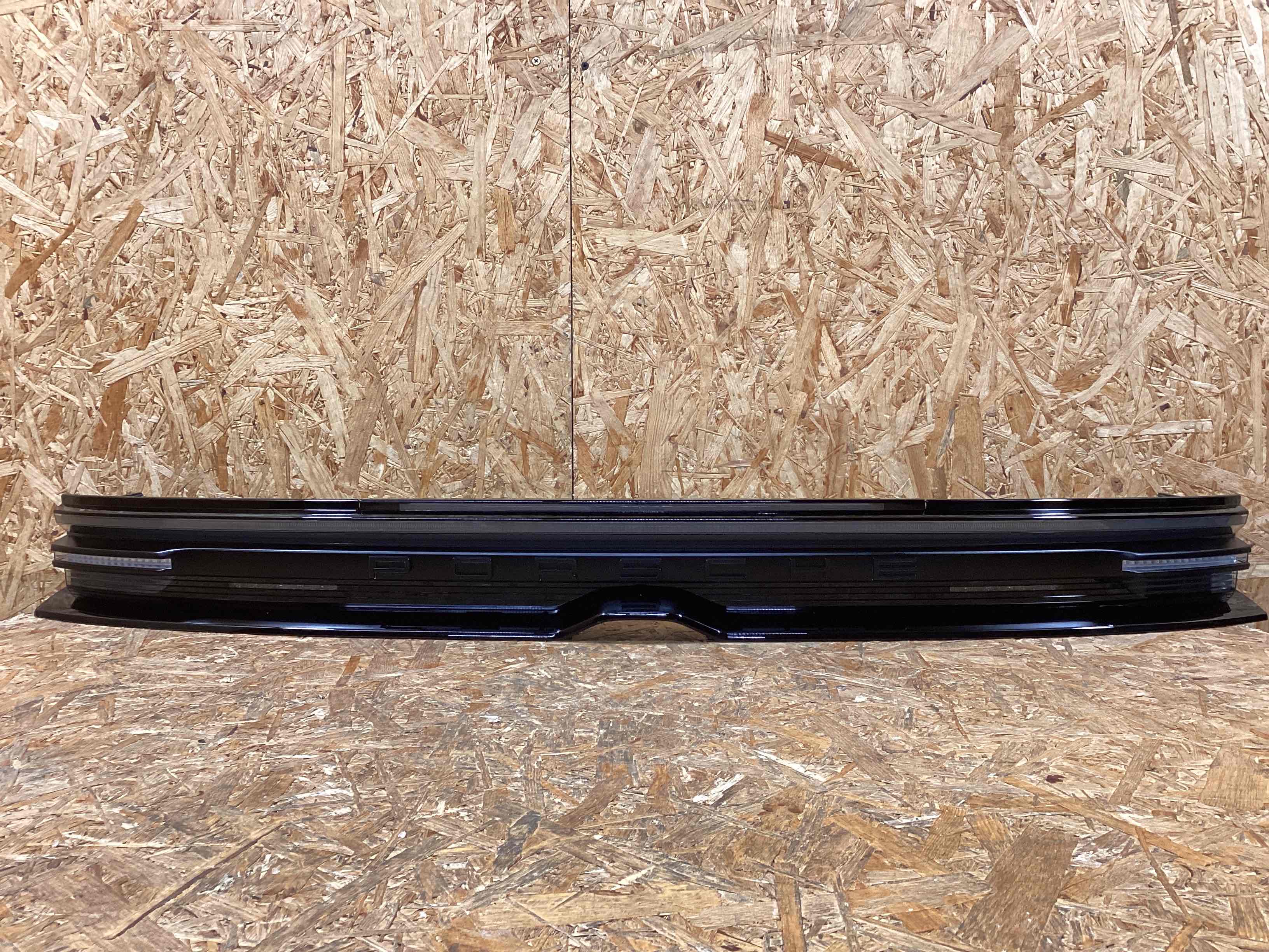 Фонарь стоп-сигнал Porsche Macan 300126-102