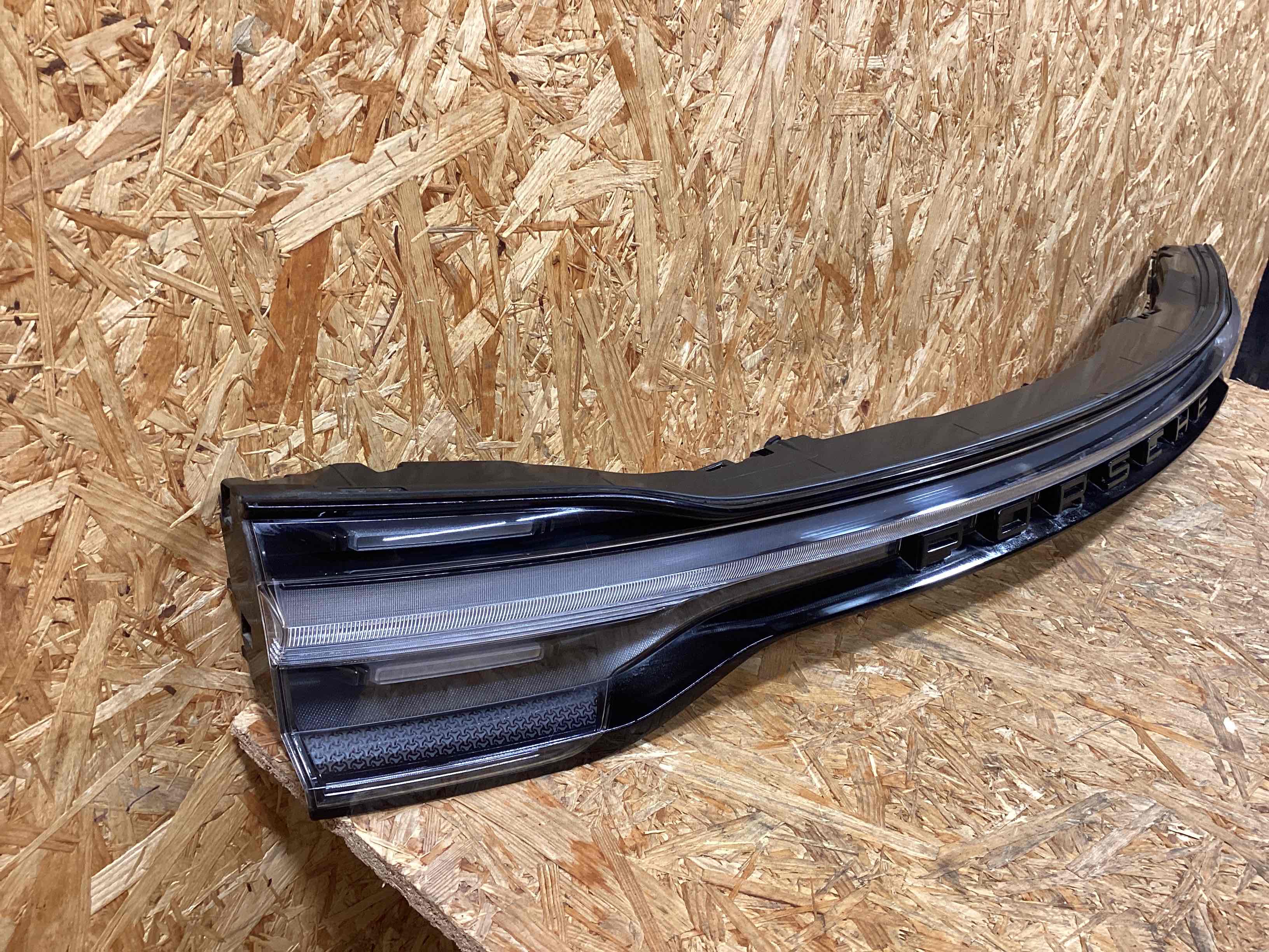 Фонарь стоп-сигнал Porsche Macan 300126-103