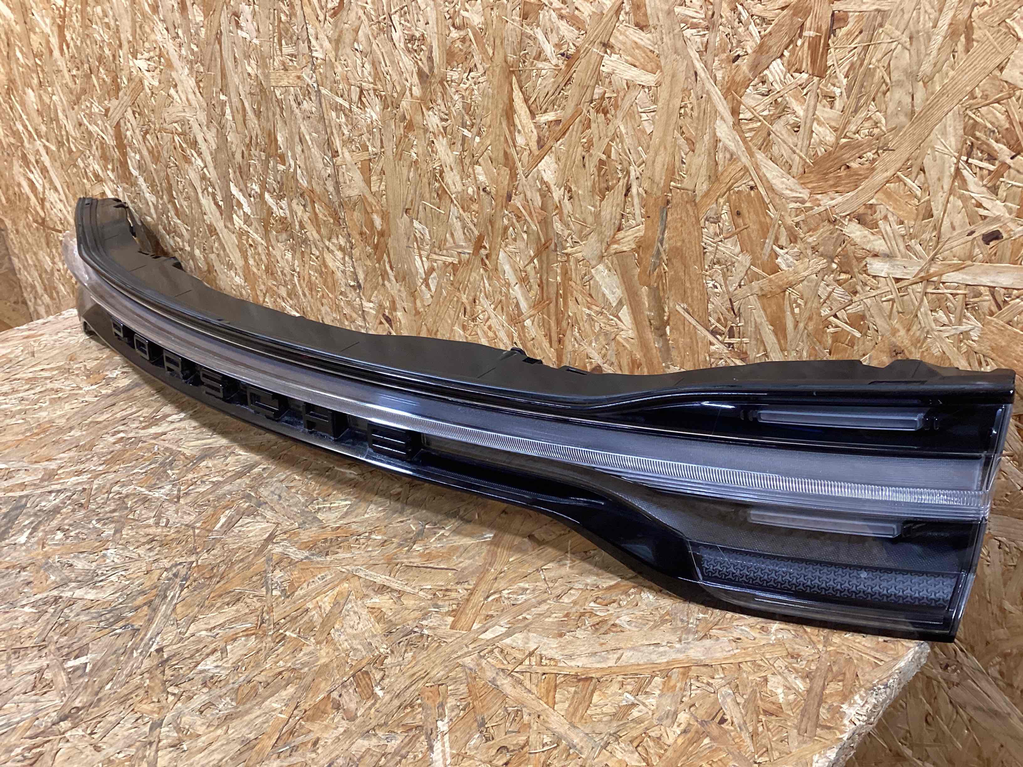 Фонарь стоп-сигнал Porsche Macan 300126-103