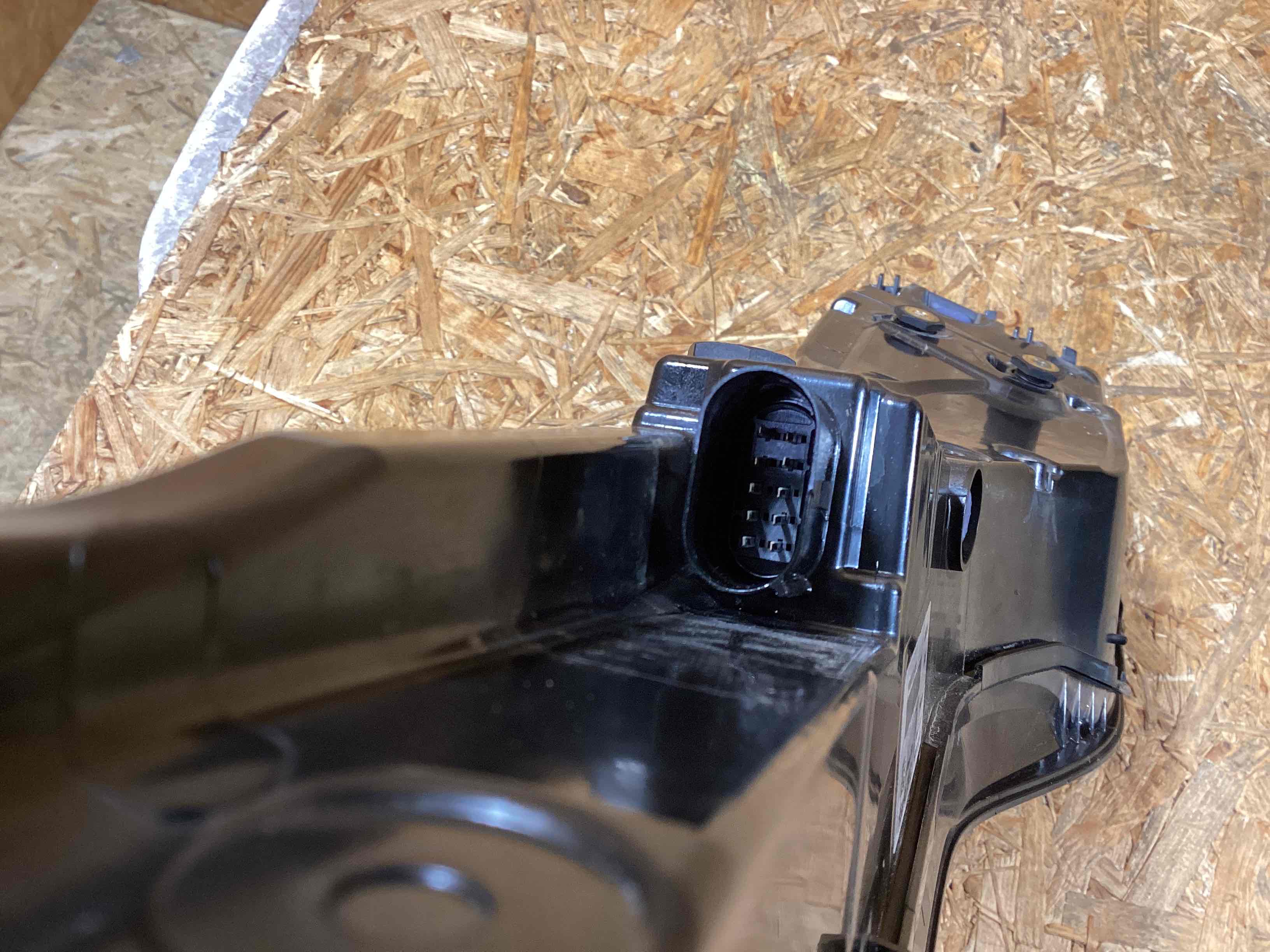 Фонарь стоп-сигнал Porsche Macan 300126-104