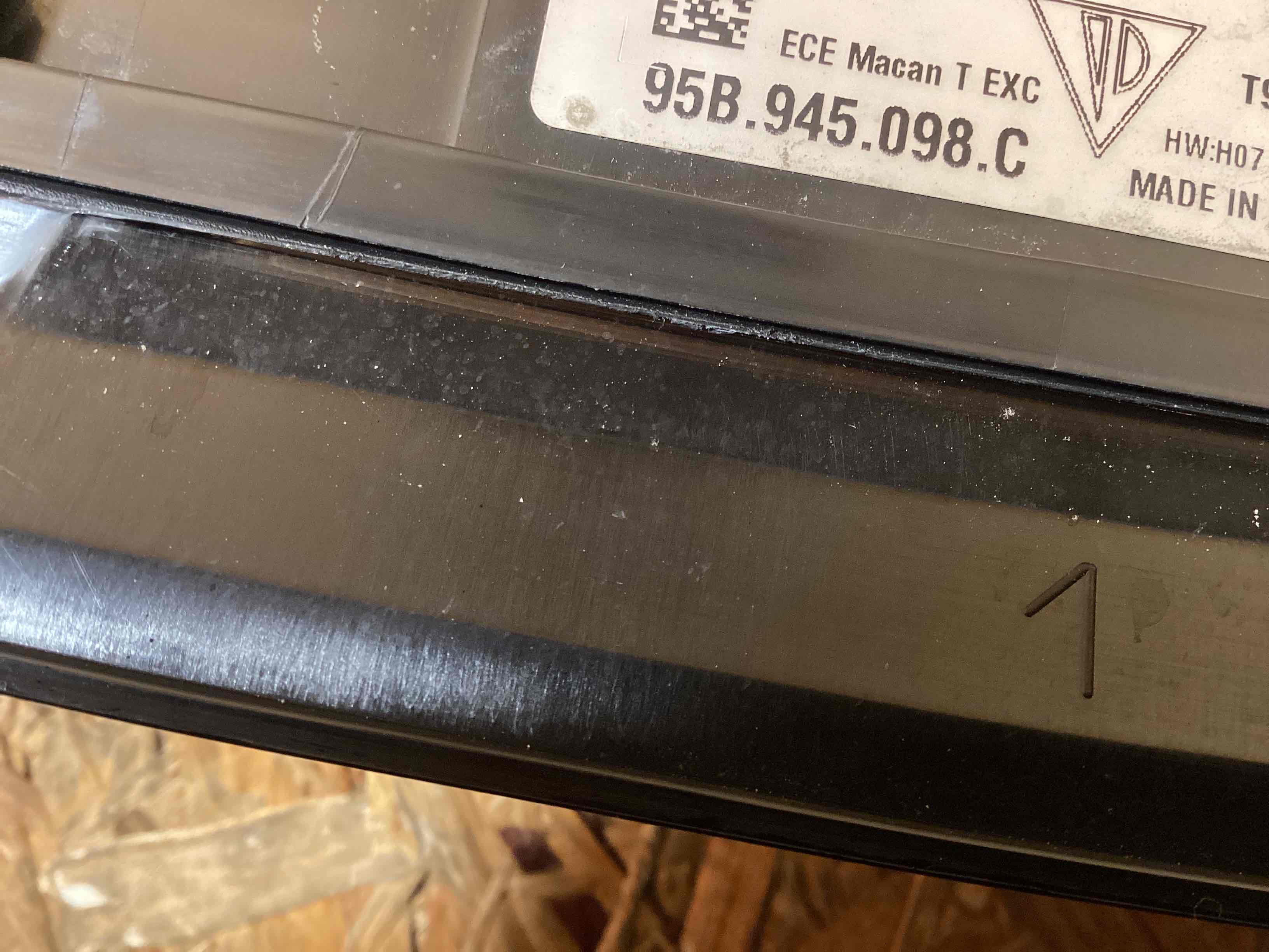 Фонарь стоп-сигнал Porsche Macan 300126-104