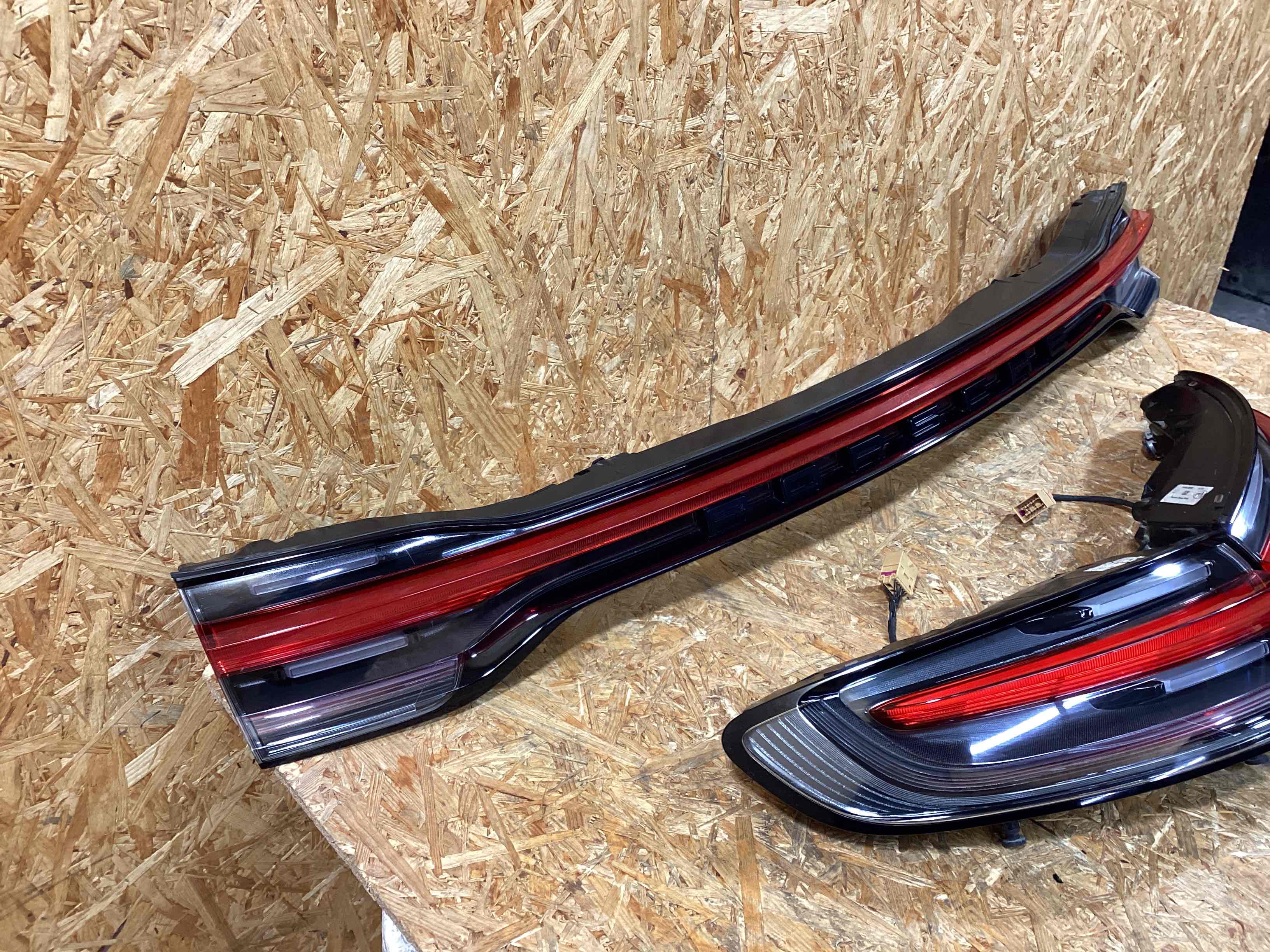 Фонарь стоп-сигнал Porsche Macan 300126-105