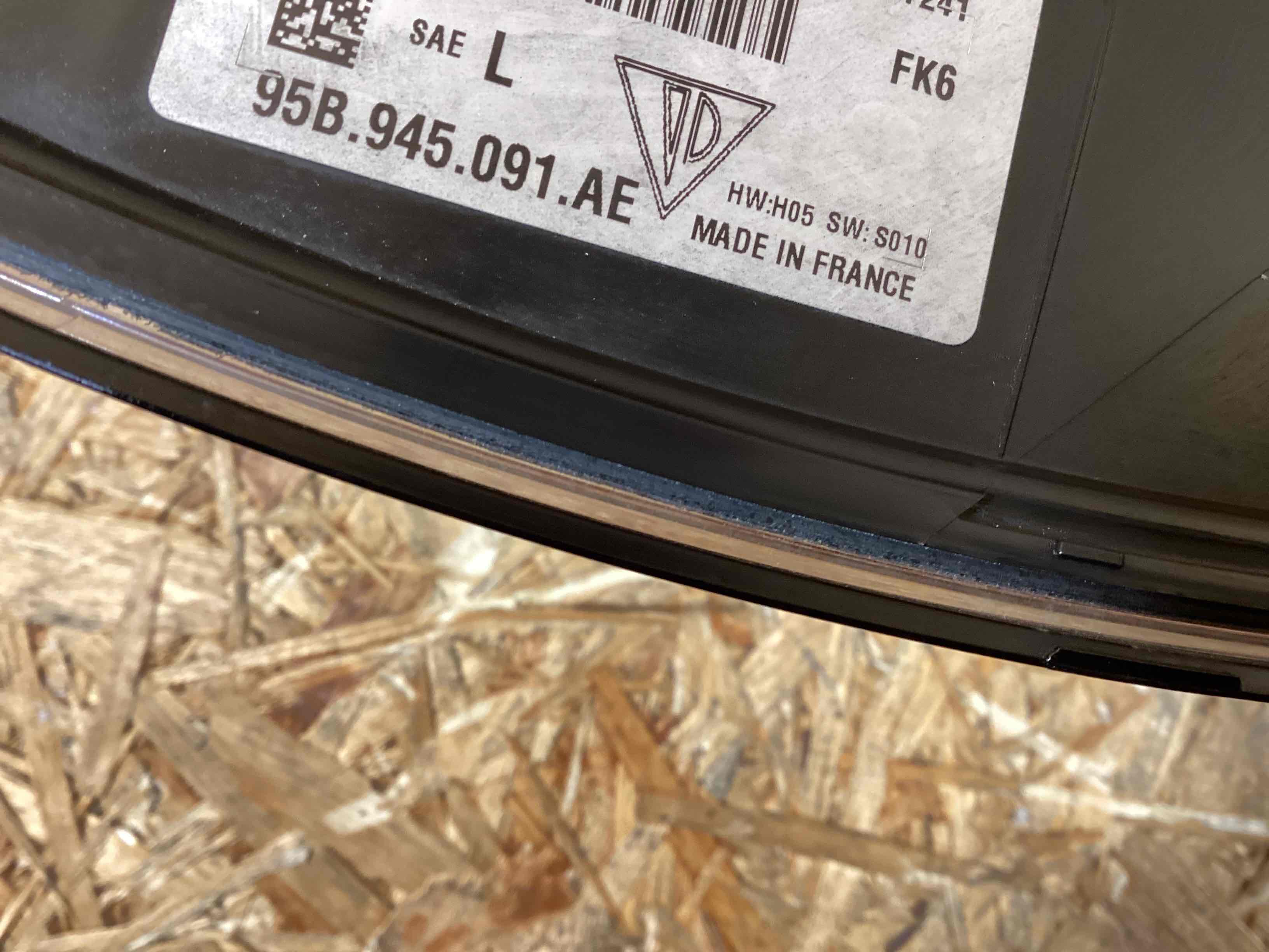 Фонарь стоп-сигнал Porsche Macan 300126-105