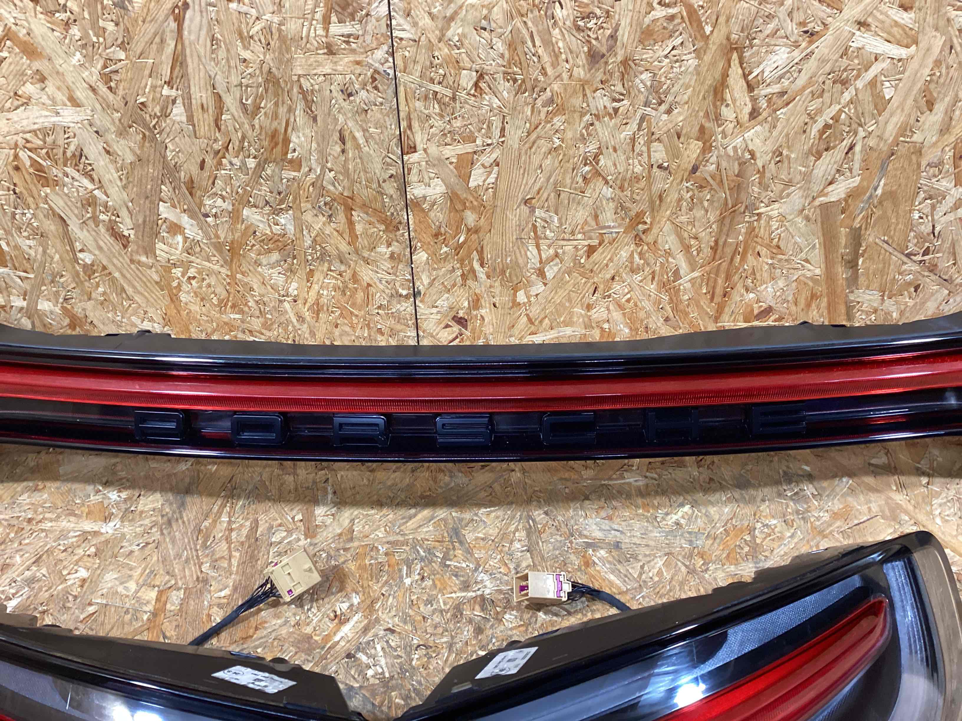 Фонарь стоп-сигнал Porsche Macan 300126-105