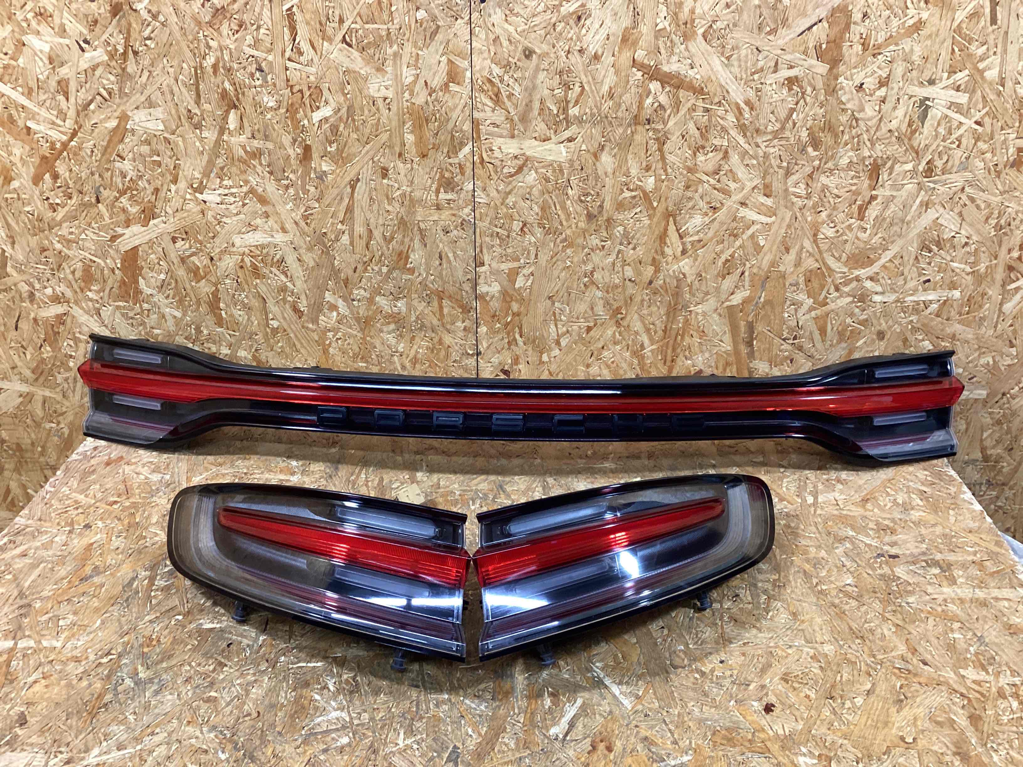 Фонарь стоп-сигнал Porsche Macan 300126-105