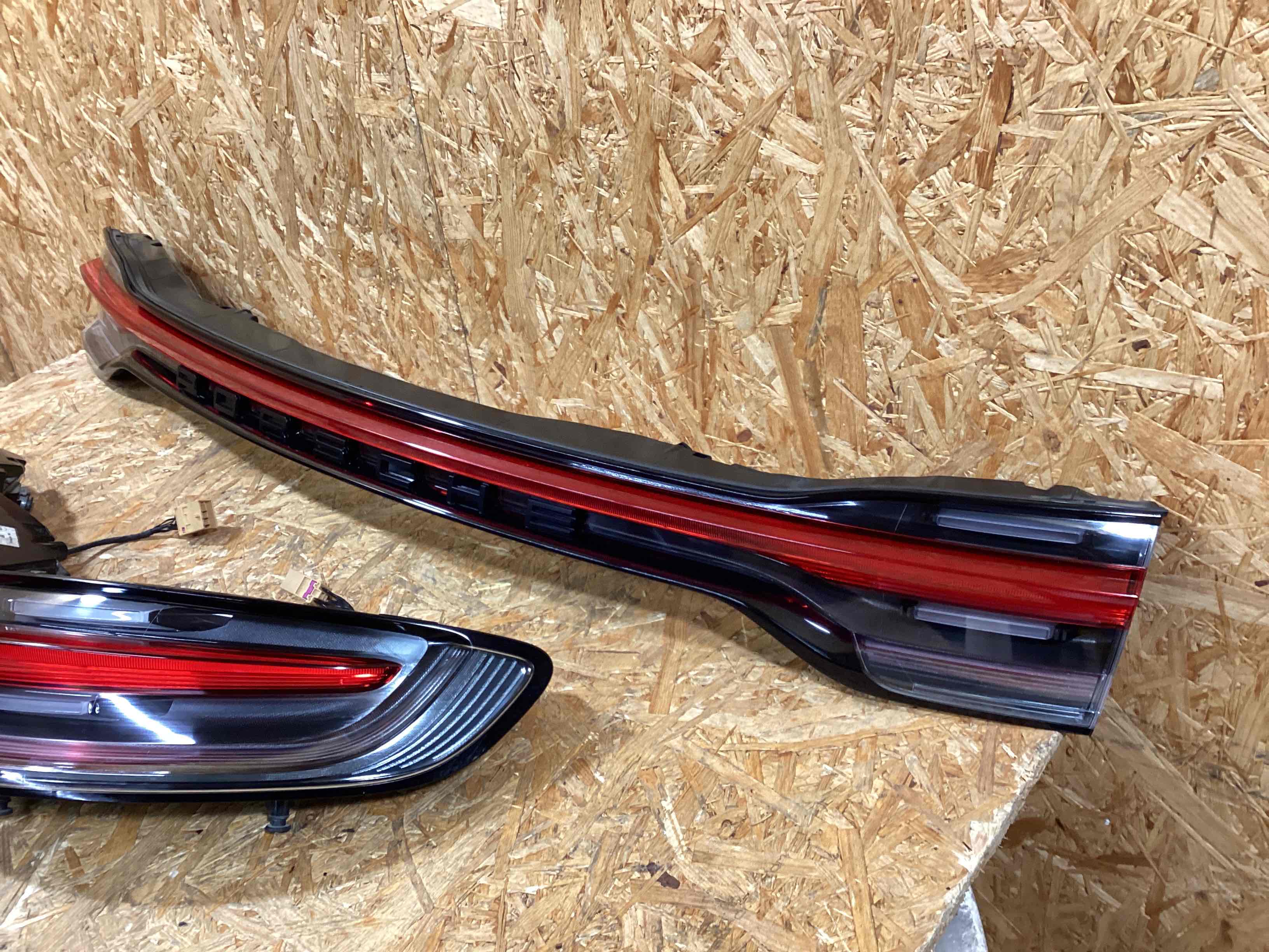 Фонарь задний левый Porsche Macan 300126-106