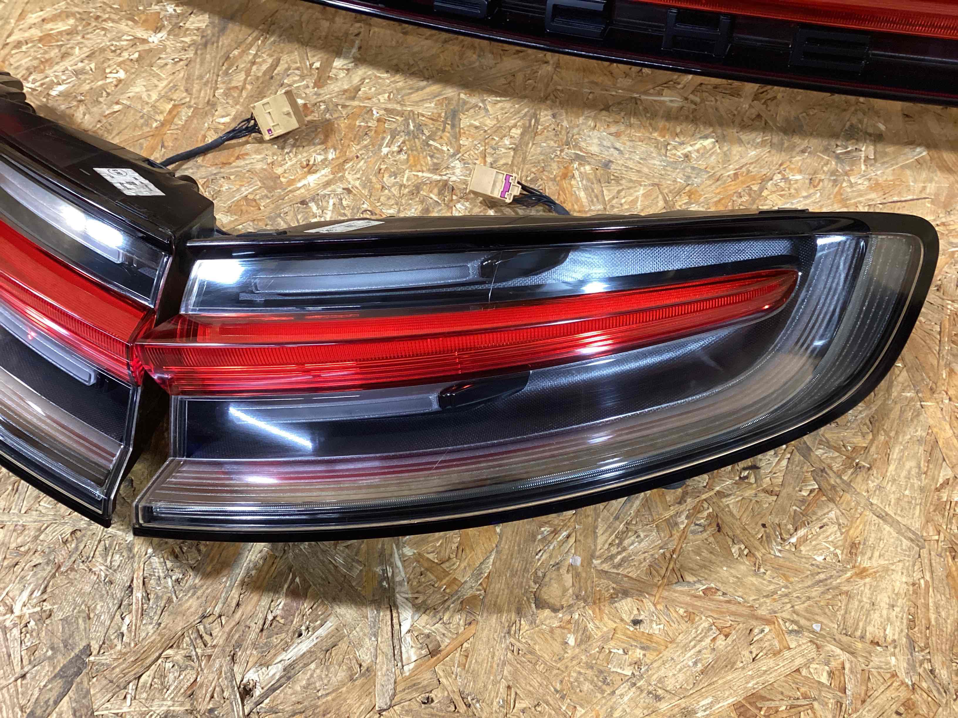 Фонарь задний левый Porsche Macan 300126-106