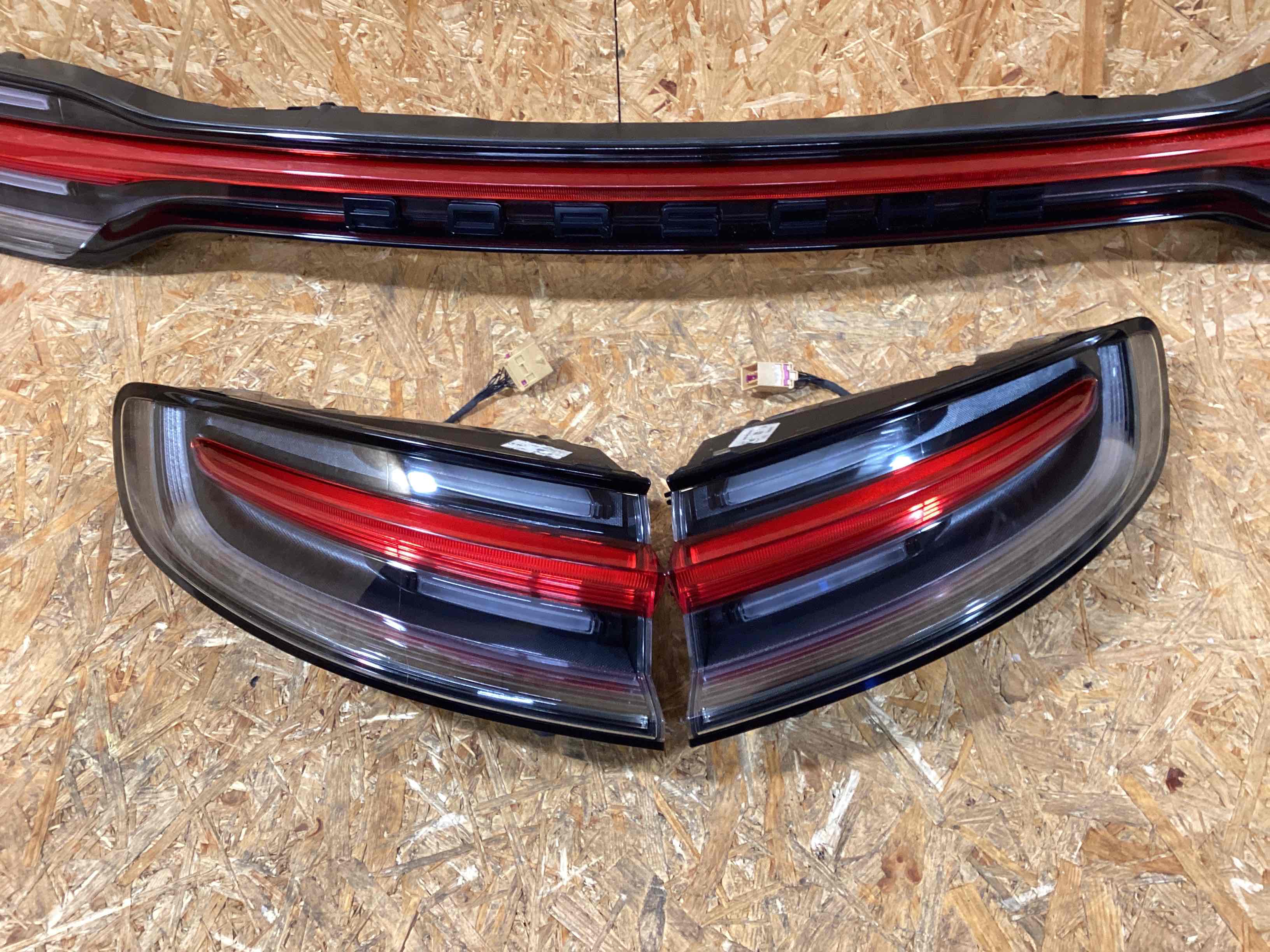 Фонарь задний правый Porsche Macan 300126-107