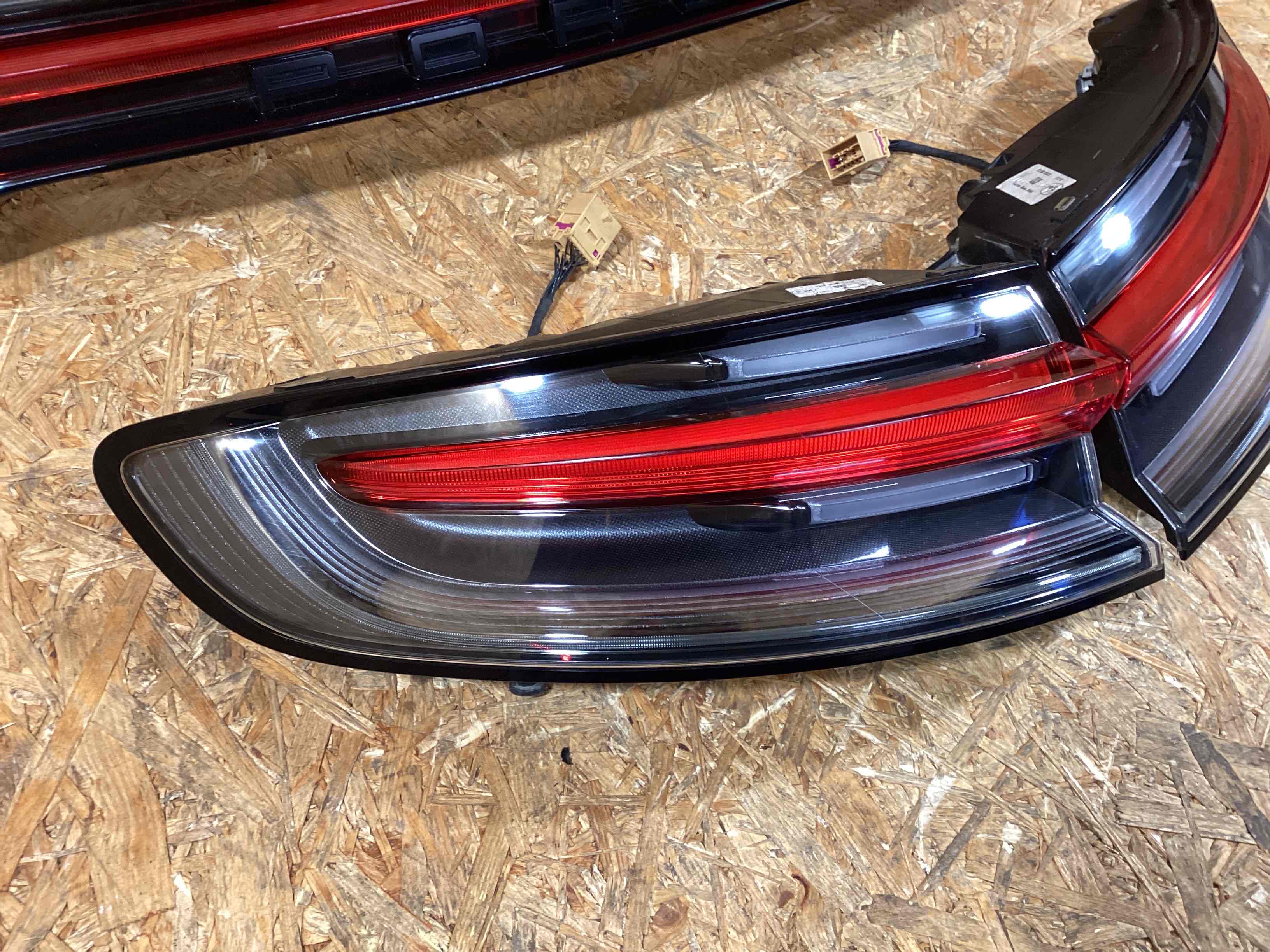 Фонарь задний правый Porsche Macan 300126-107