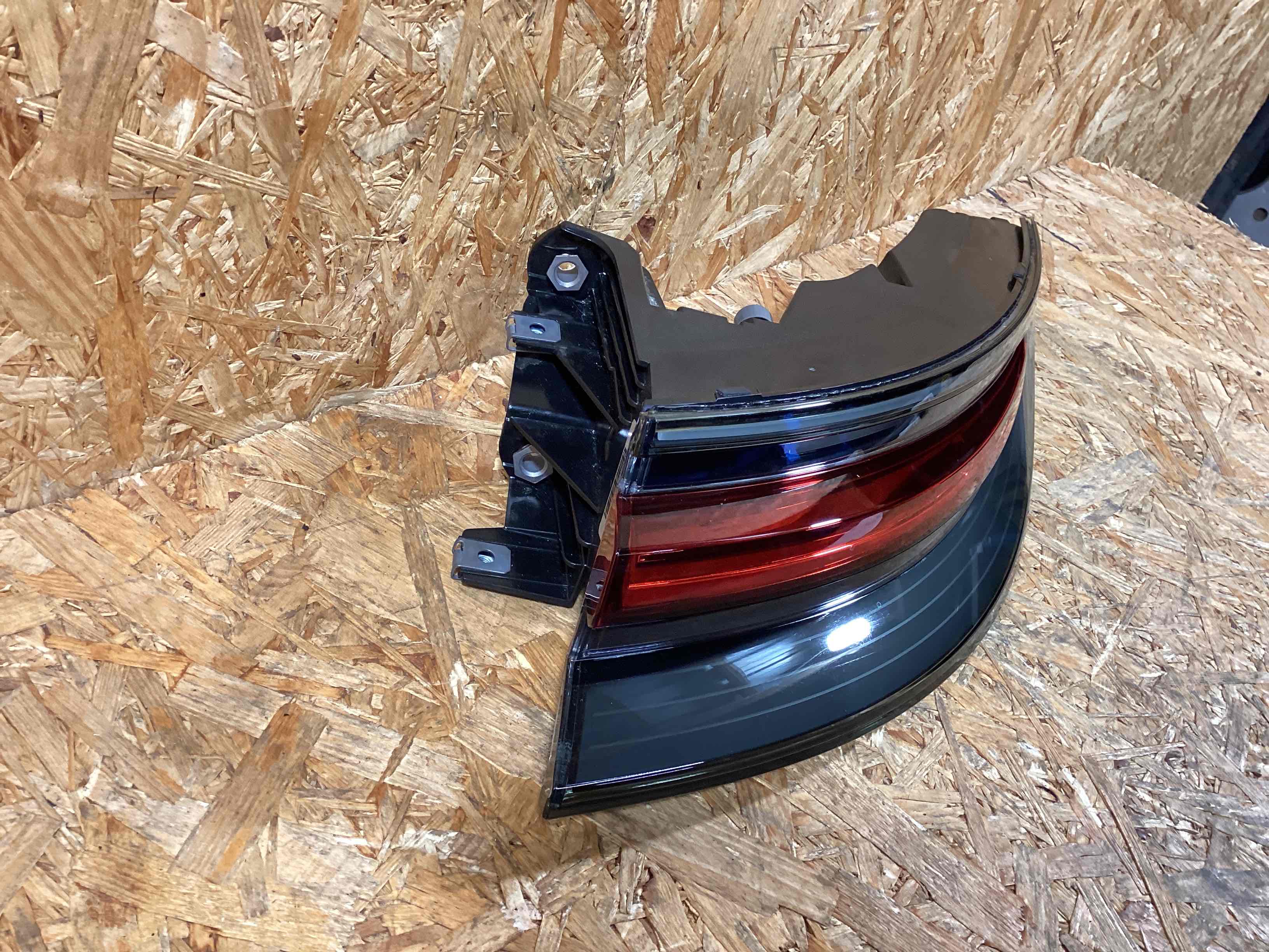 Фонарь задний правый Porsche Panamera 300126-108