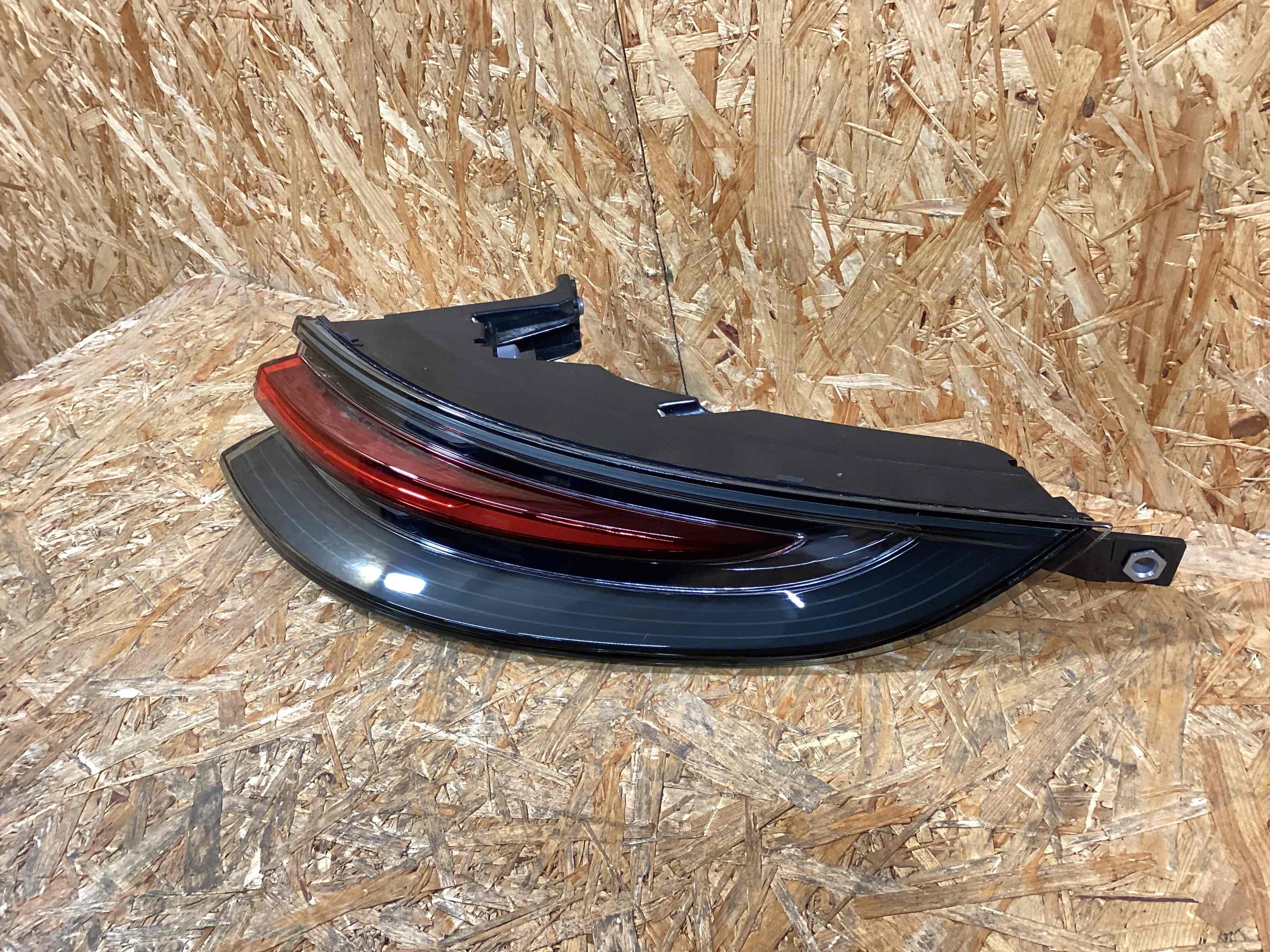 Фонарь задний правый Porsche Panamera 300126-108