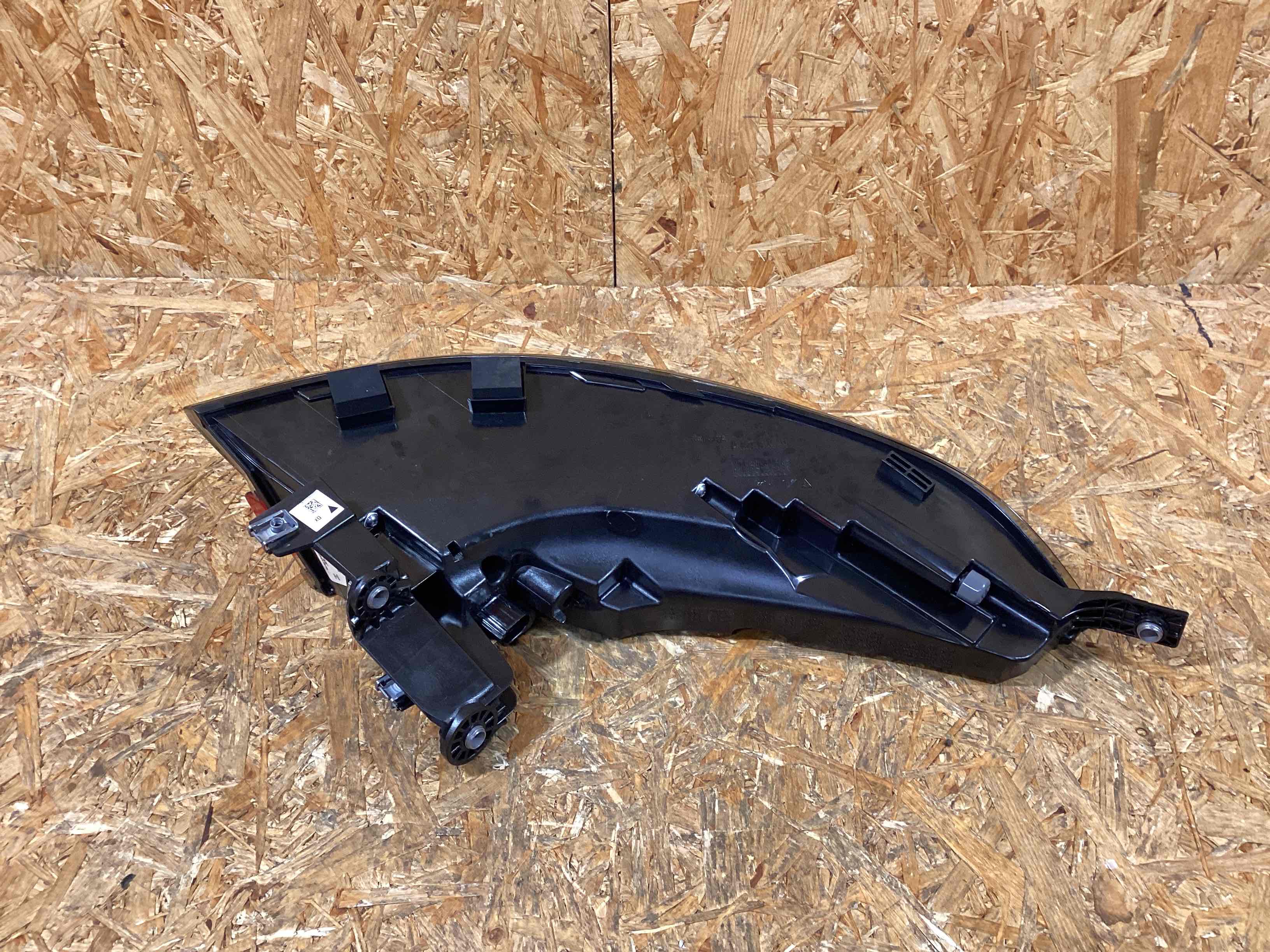 Фонарь задний правый Porsche Panamera 300126-108