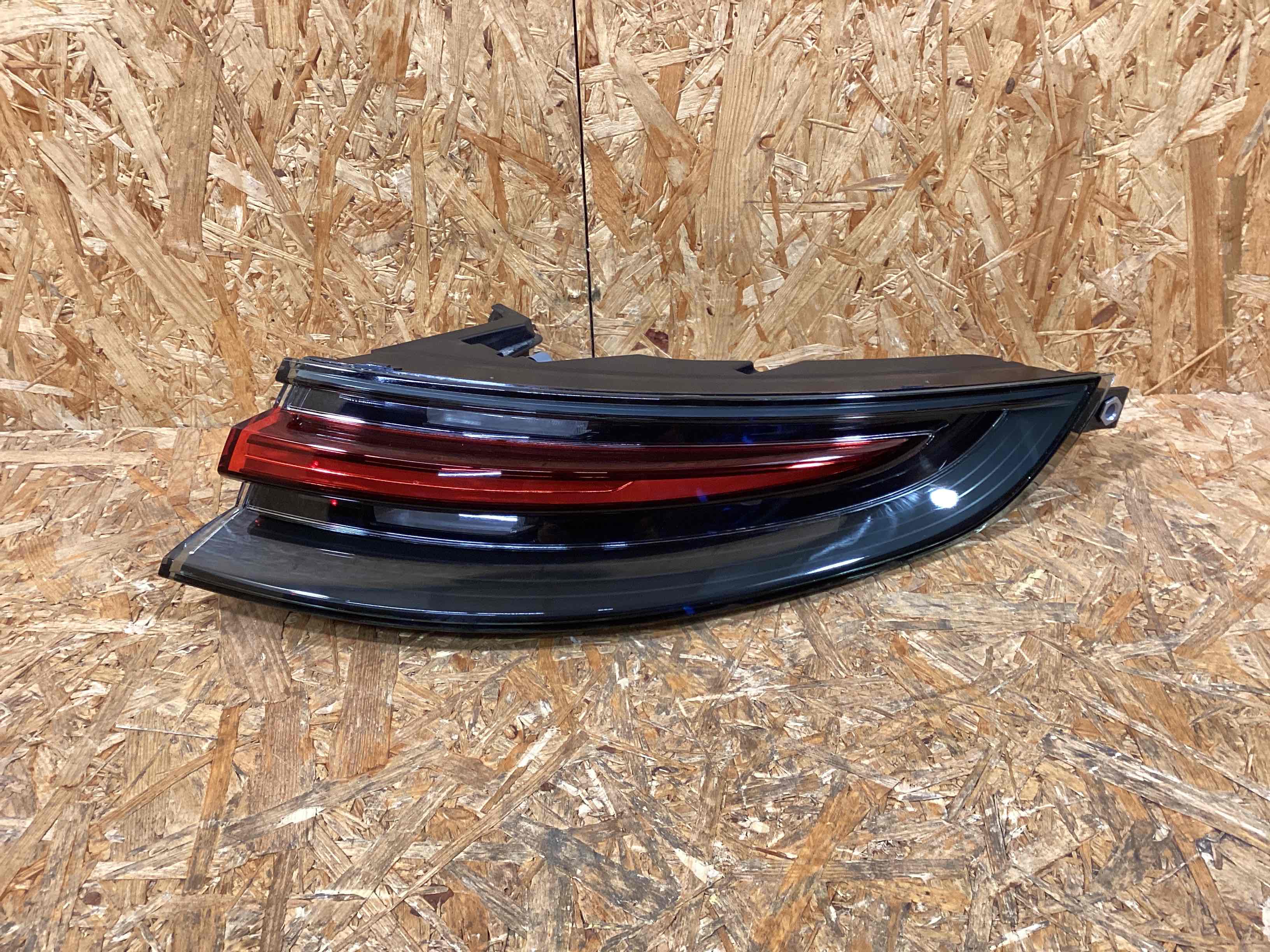 Фонарь задний правый Porsche Panamera 300126-108