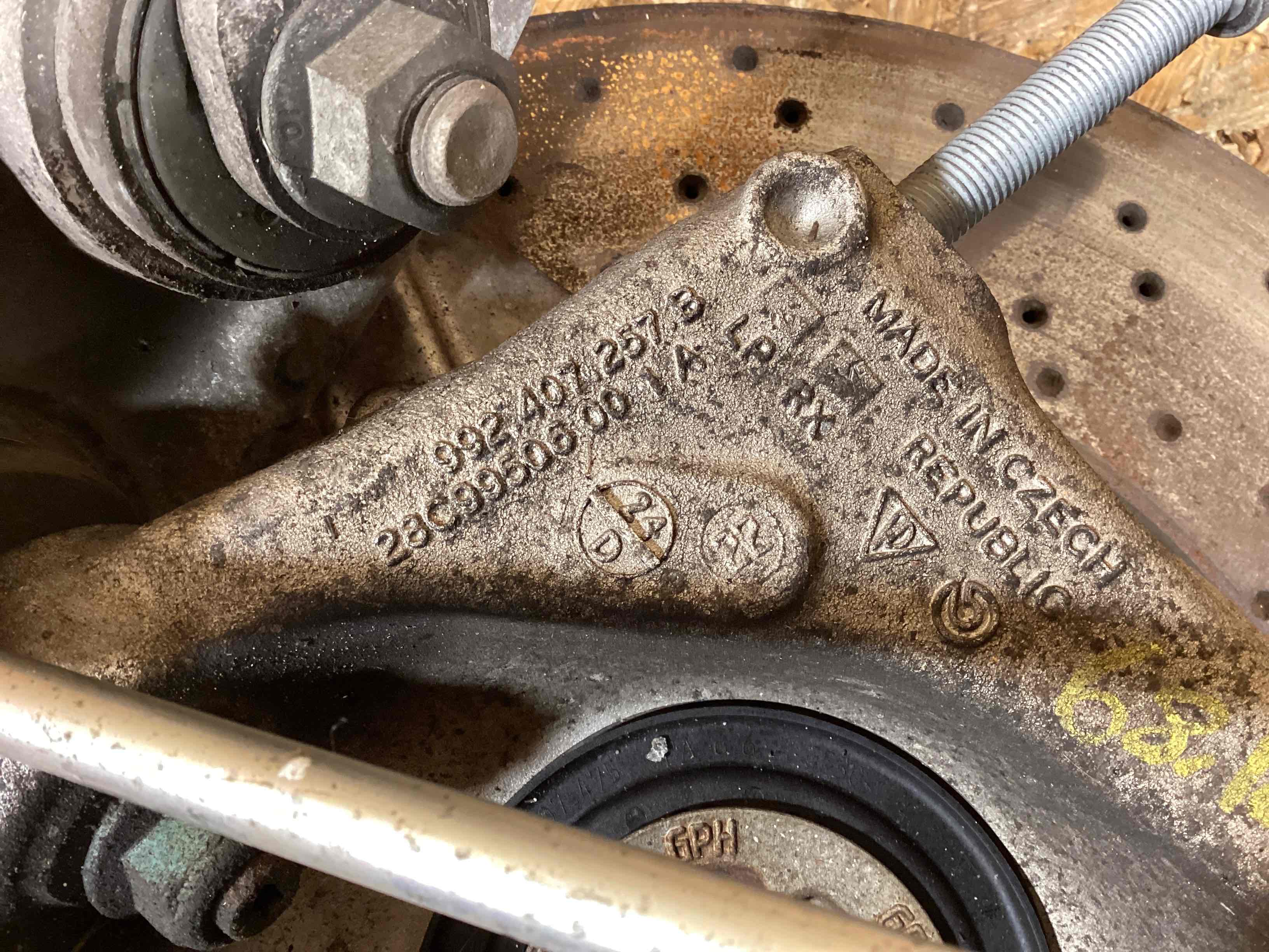 Кулак поворотный левый Porsche 911 300126-111