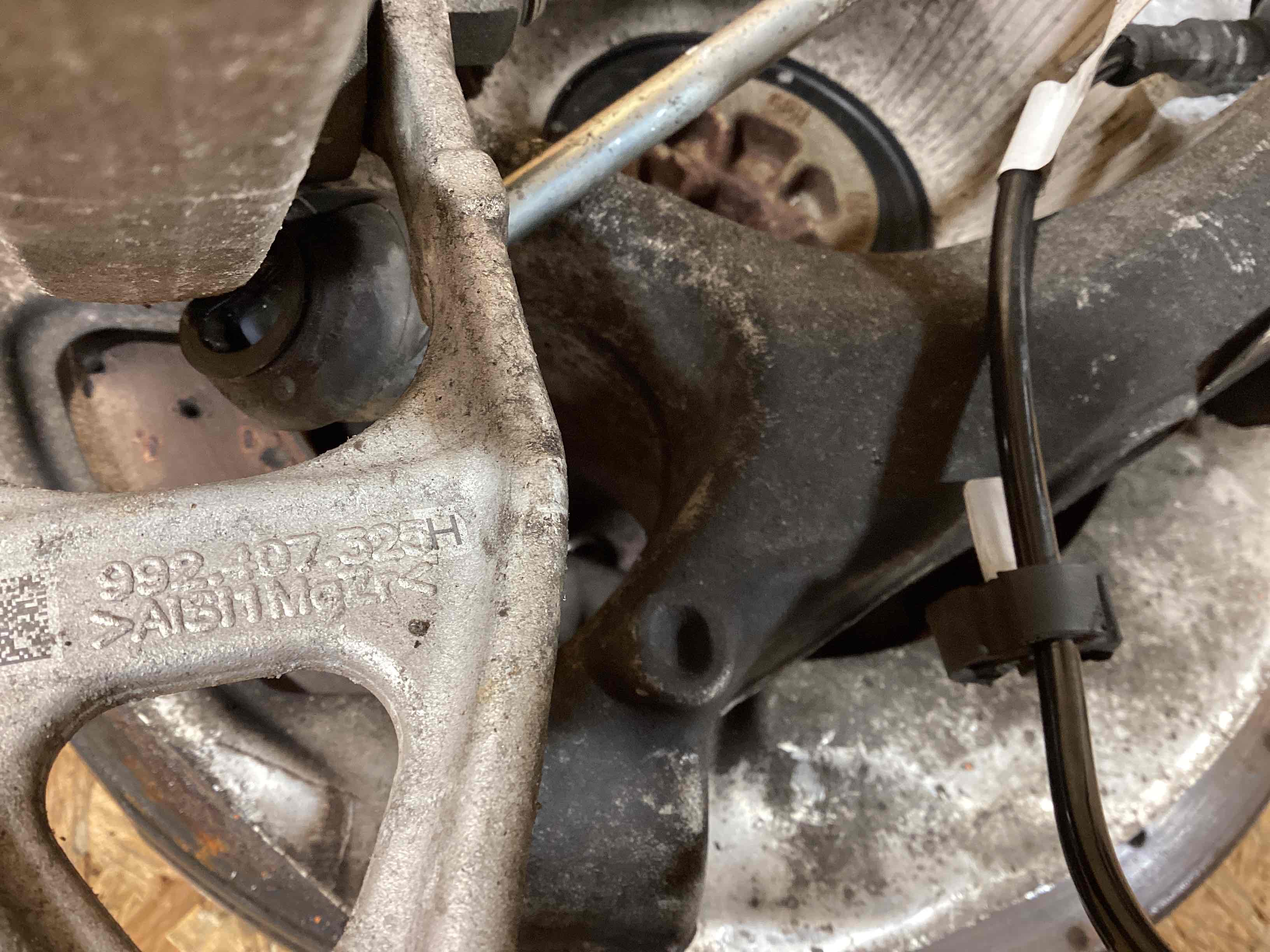 Кулак поворотный левый Porsche 911 300126-111