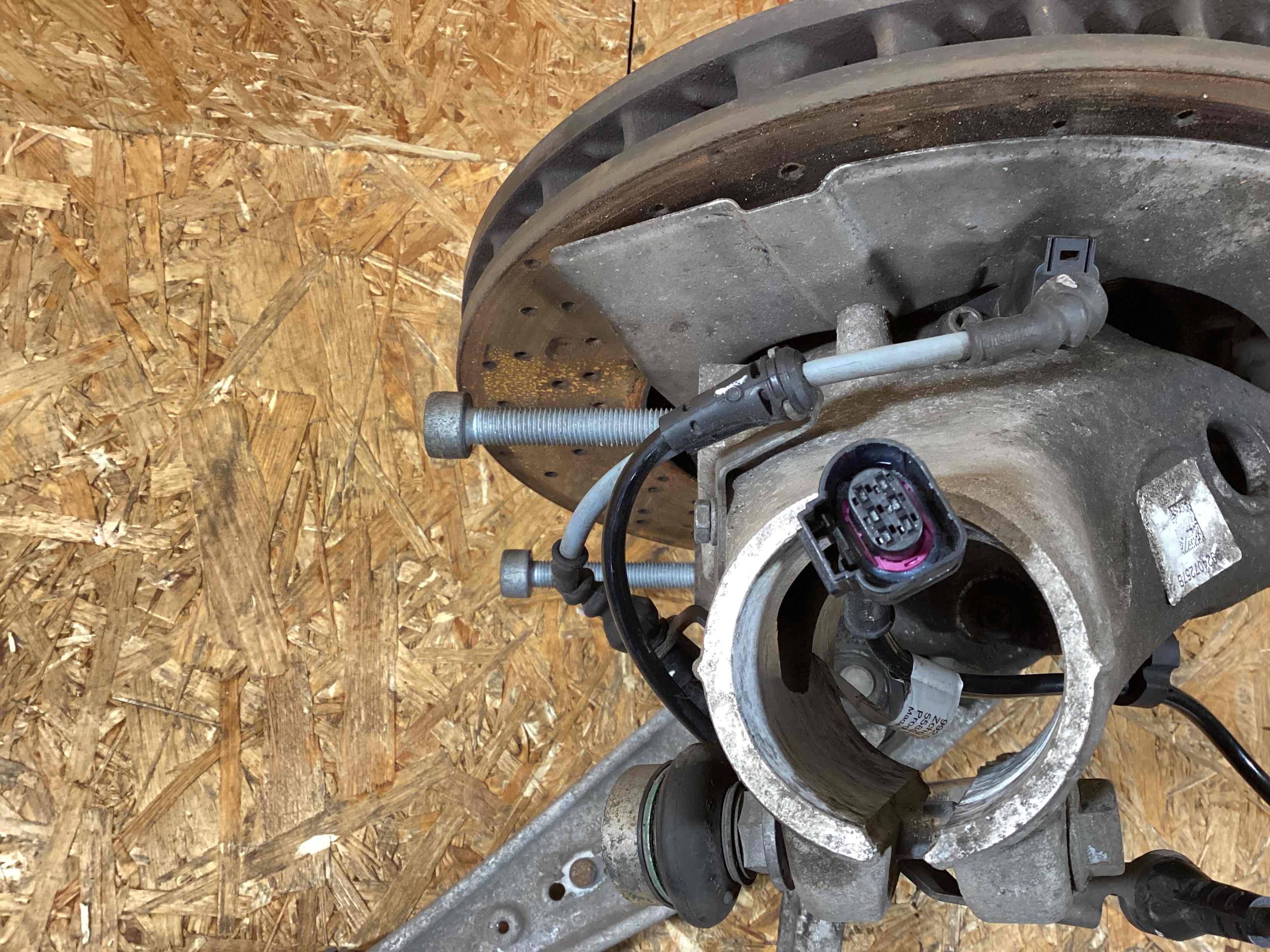 Кулак поворотный левый Porsche 911 300126-111