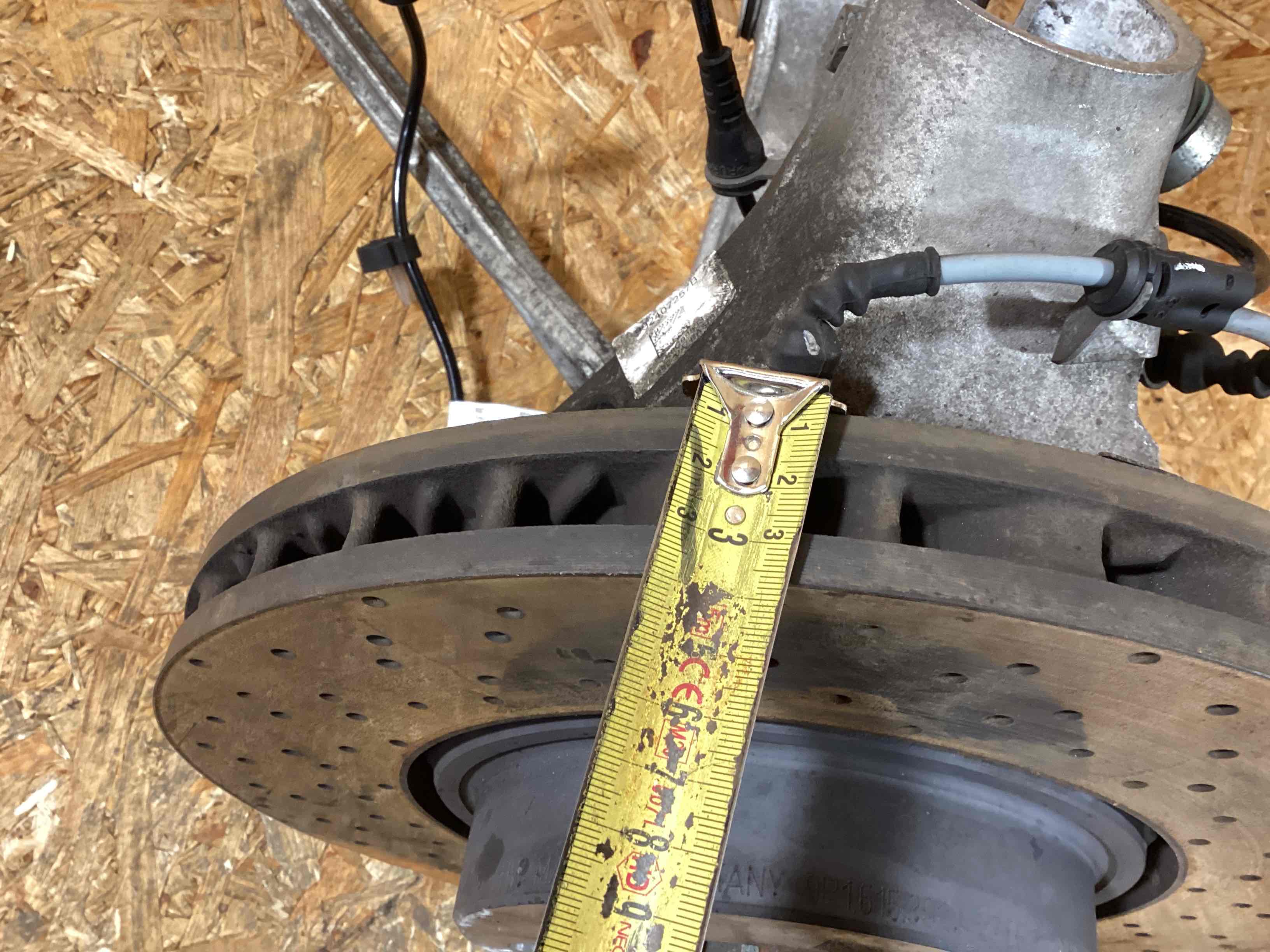 Кулак поворотный левый Porsche 911 300126-111