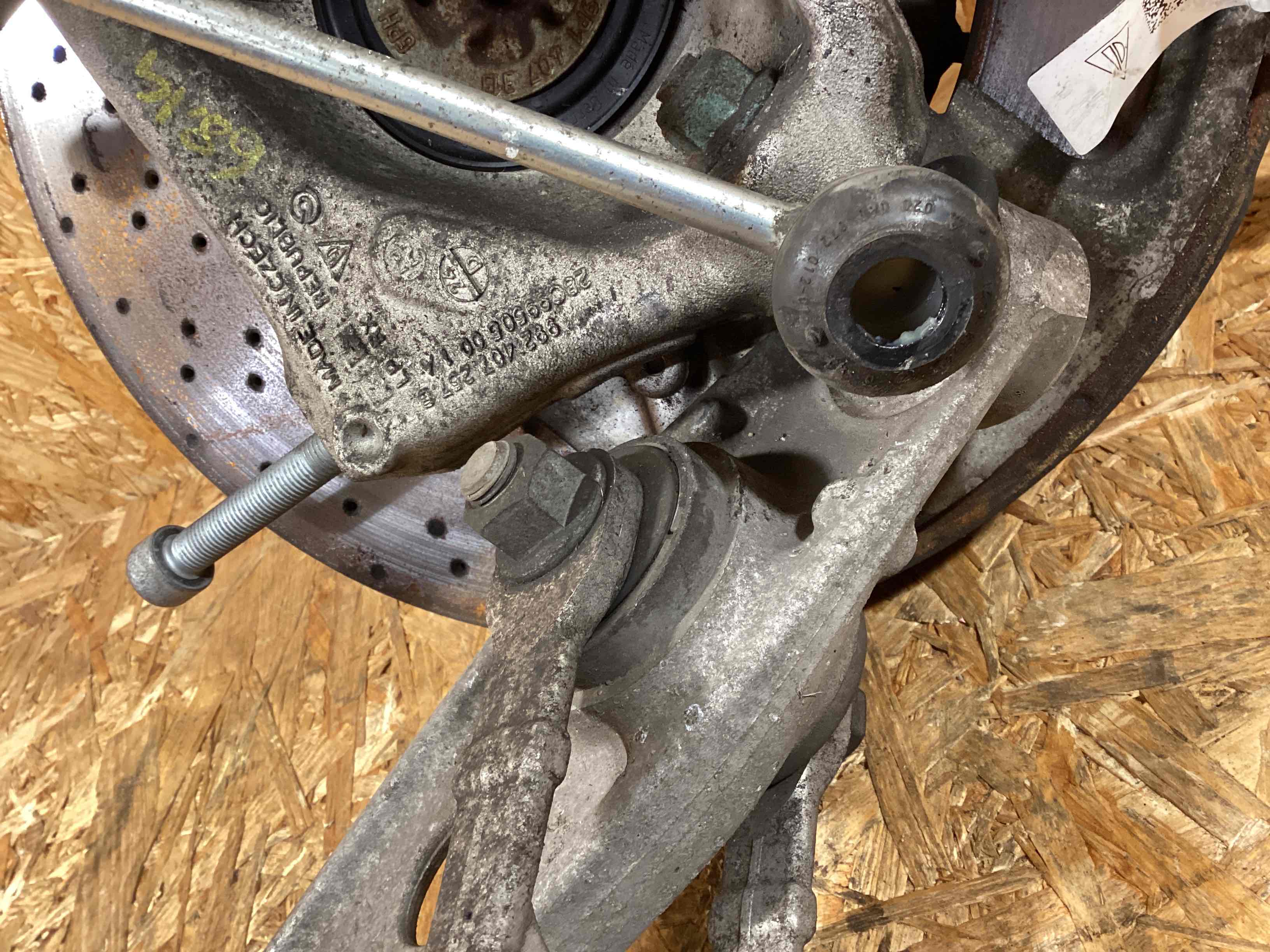 Кулак поворотный левый Porsche 911 300126-111