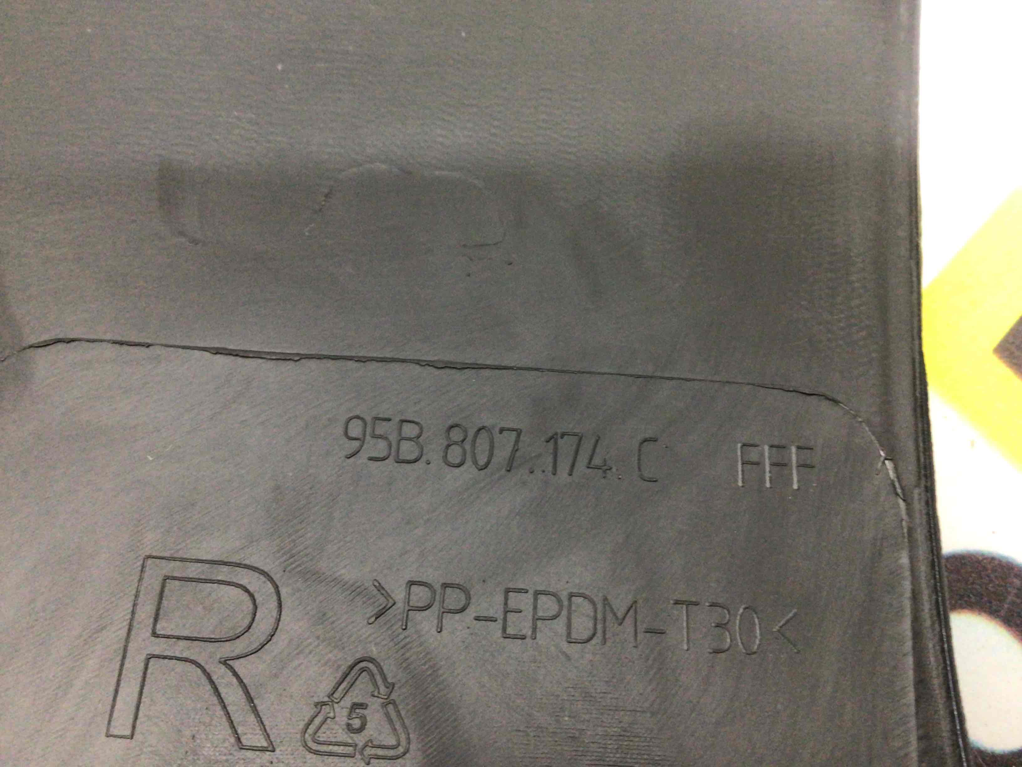 Пластик моторного отсека Porsche Macan 300326-030