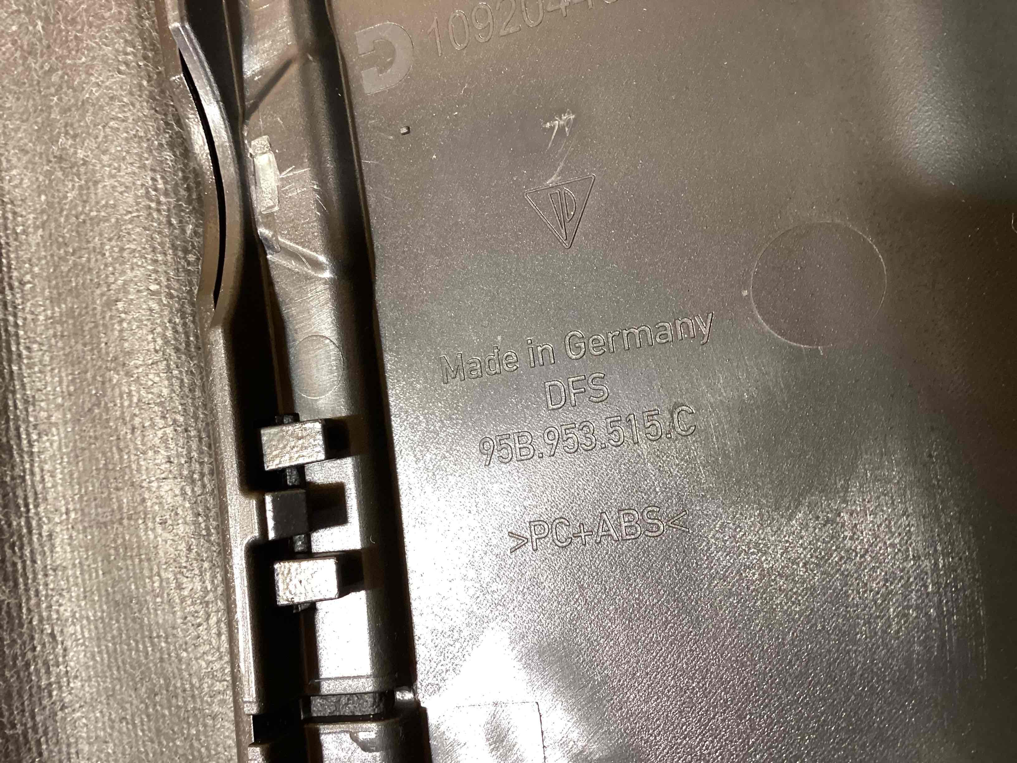 Элемент отделки салона, багажника Porsche Macan 300326-109