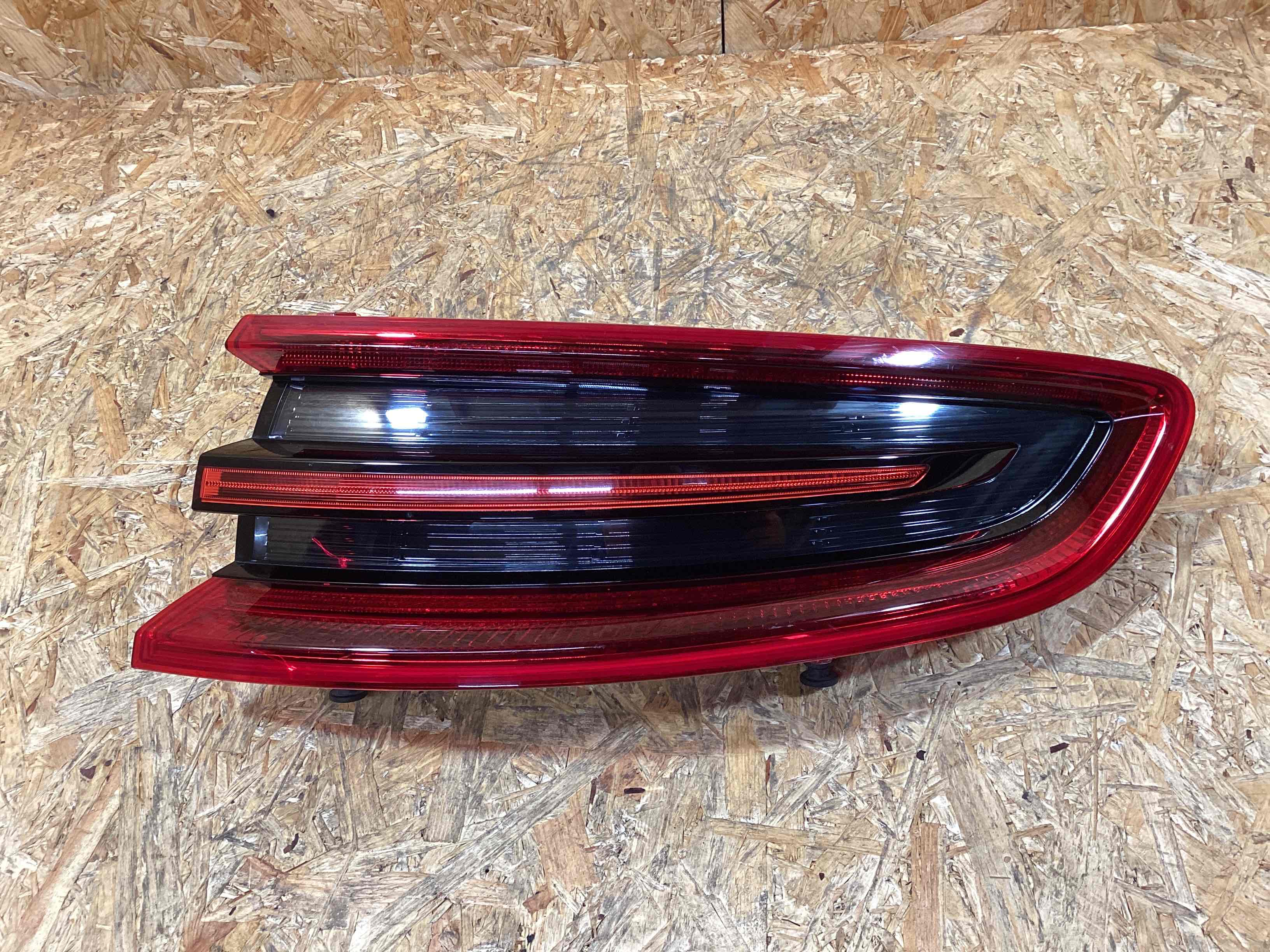 Фонарь задний правый Porsche Macan 301025-110