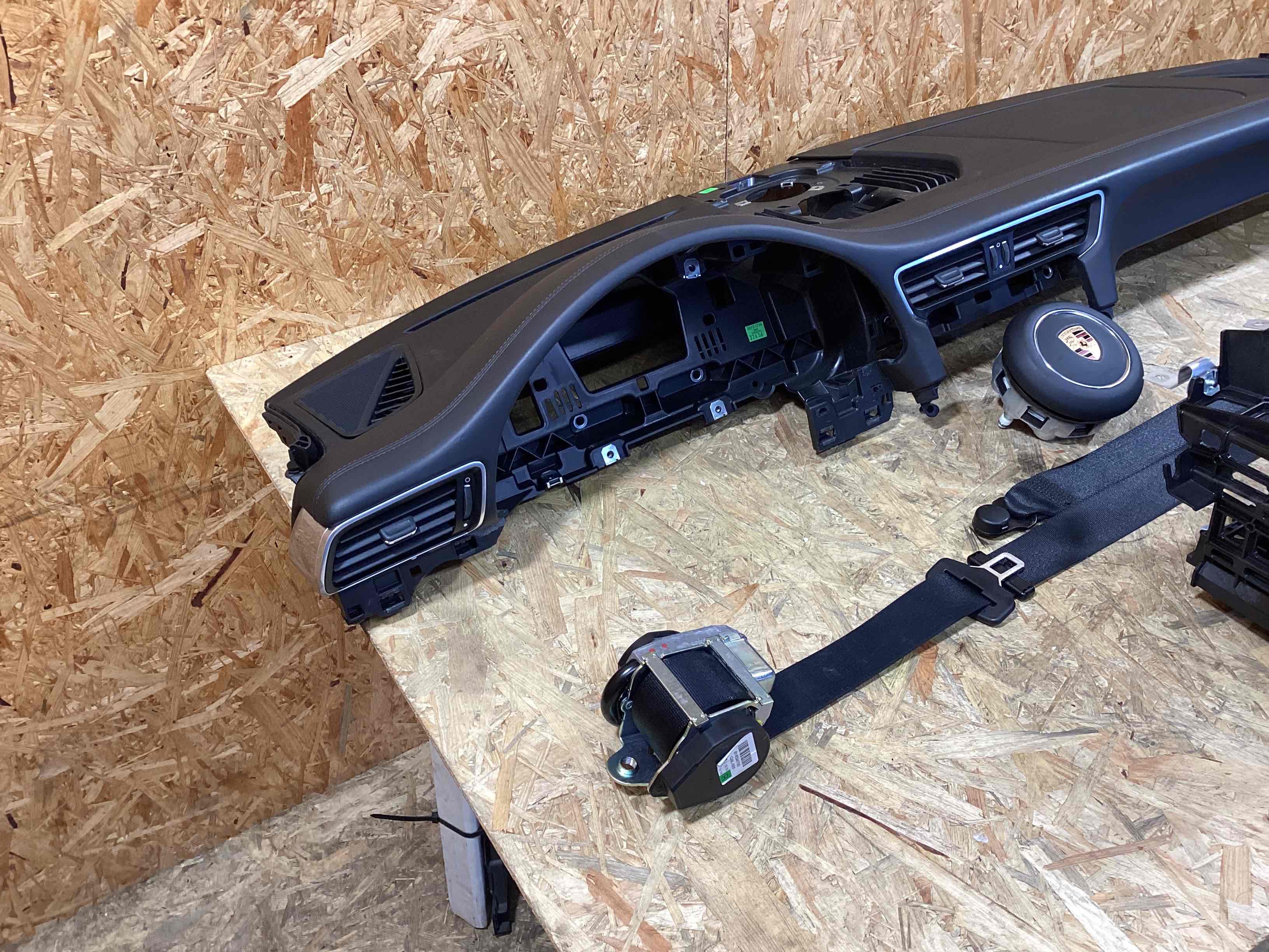 Панель передня салону (торпедо) Porsche 911 310826-101