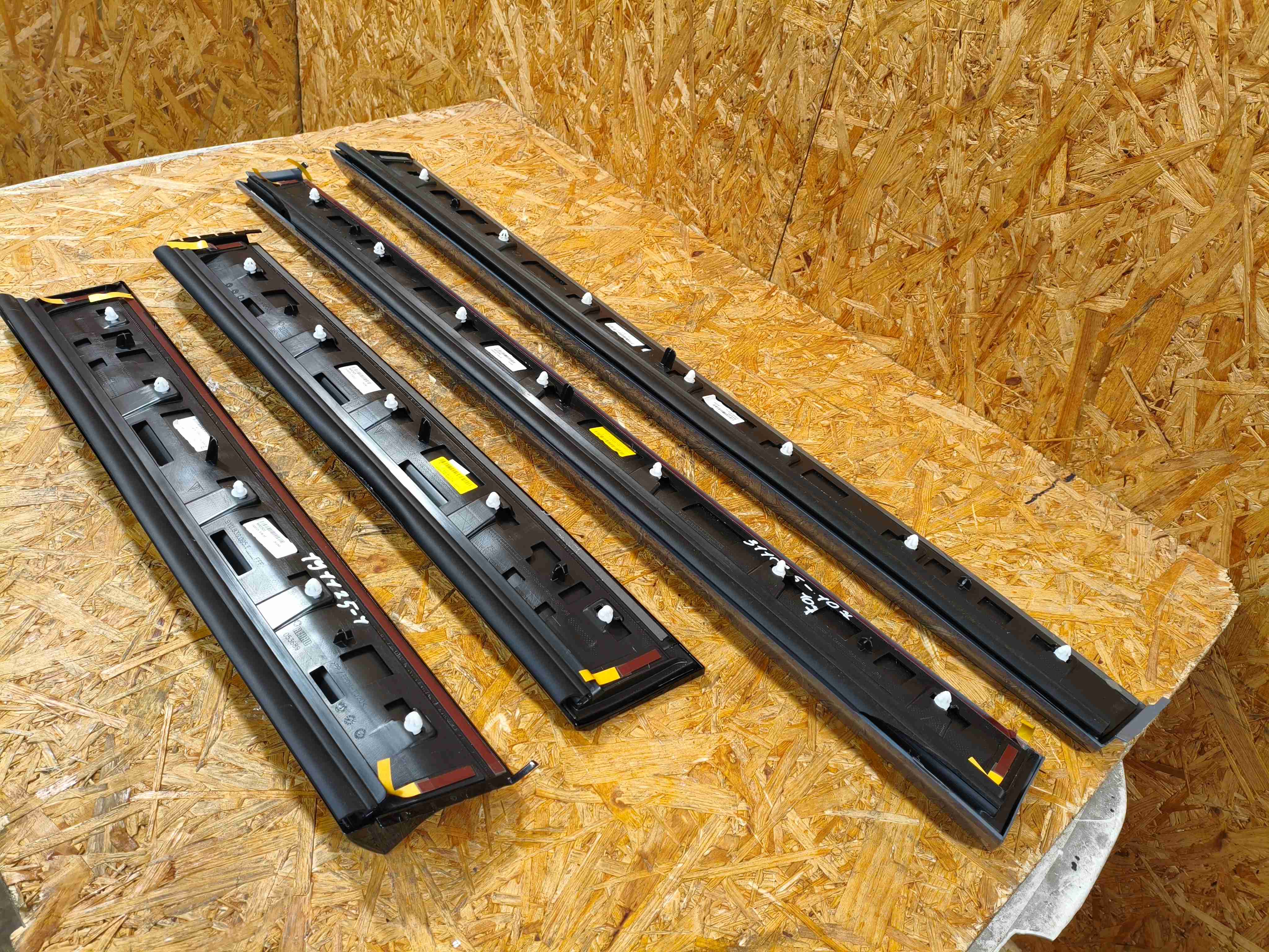 Молдинг двери передней правой Porsche Cayenne 191125-113