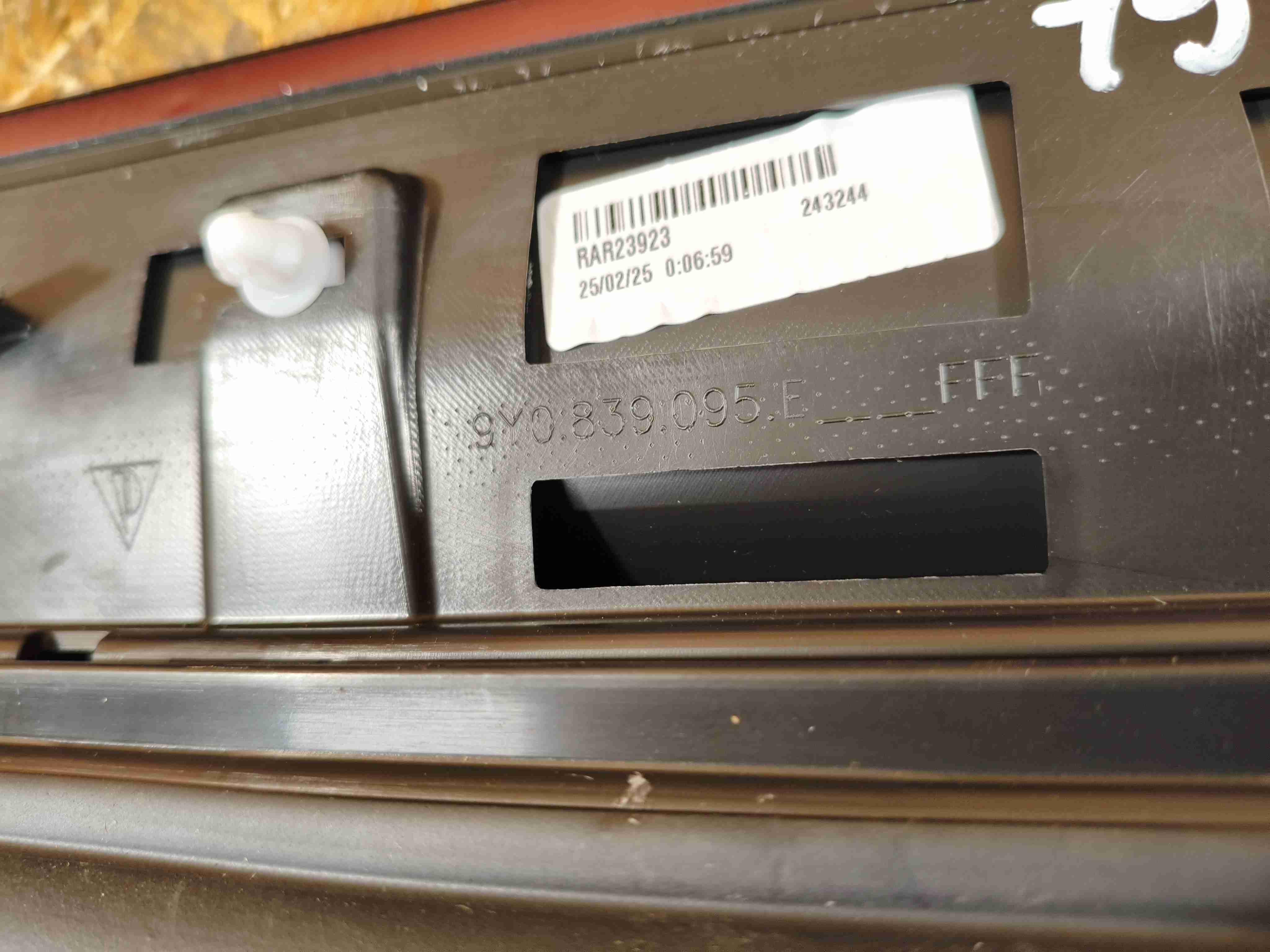 Молдинг двери передней правой Porsche Cayenne 191125-113