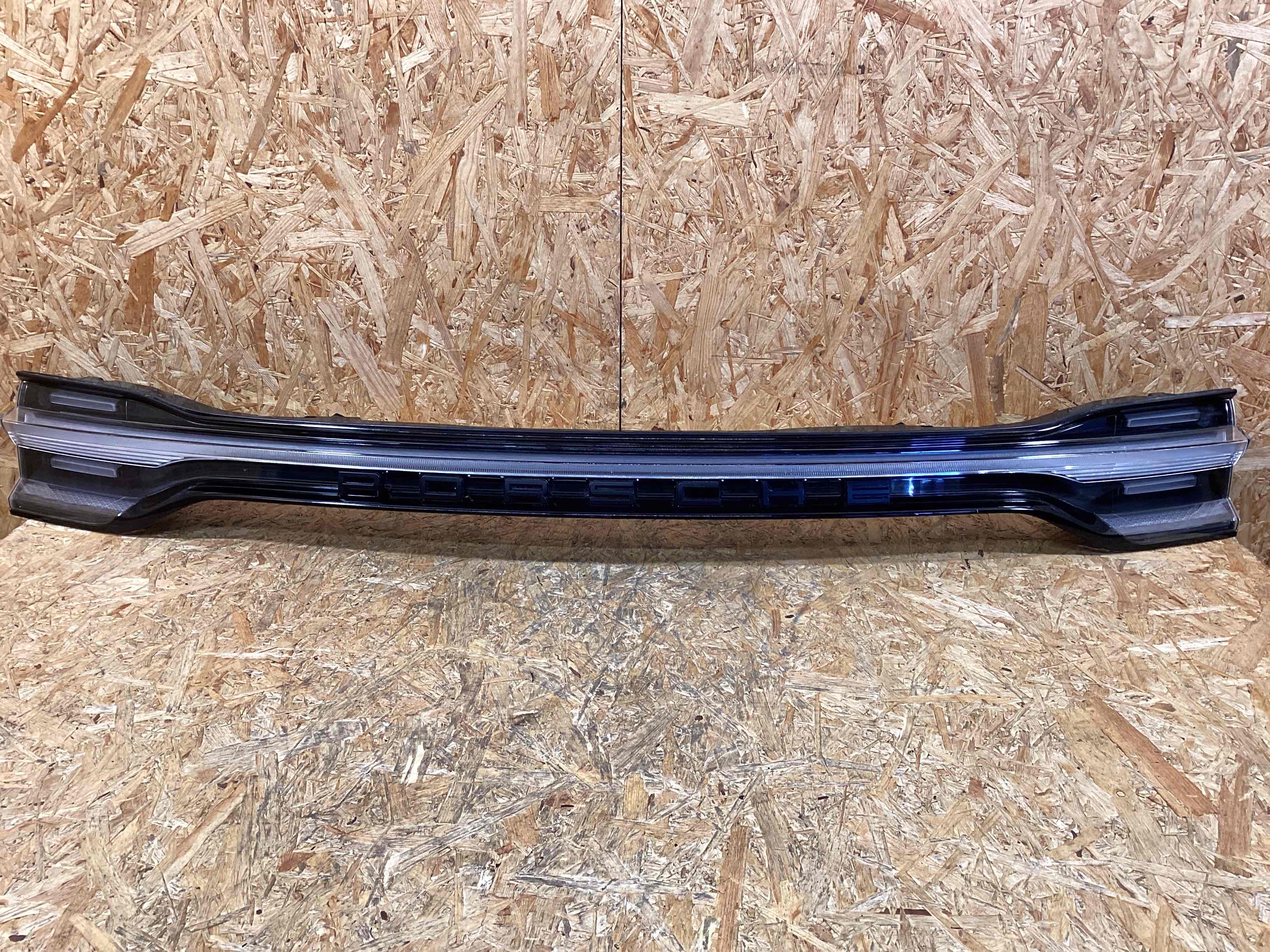 Фонарь стоп-сигнал Porsche Macan 311025-102